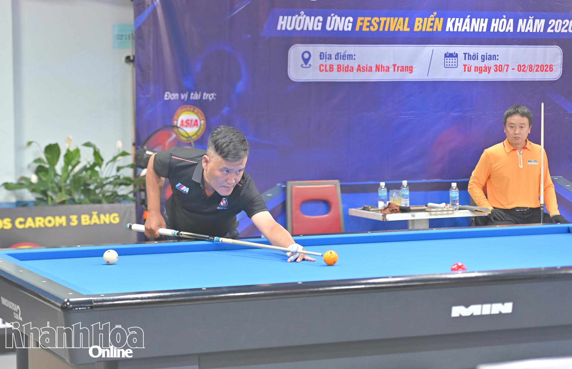 Trận chung kết carom 3 băng giữa hai cơ thủ Trịnh Văn Hiển (đứng đánh) và Nguyễn Trương Minh Trọng (ngồi) tại giải đấu.