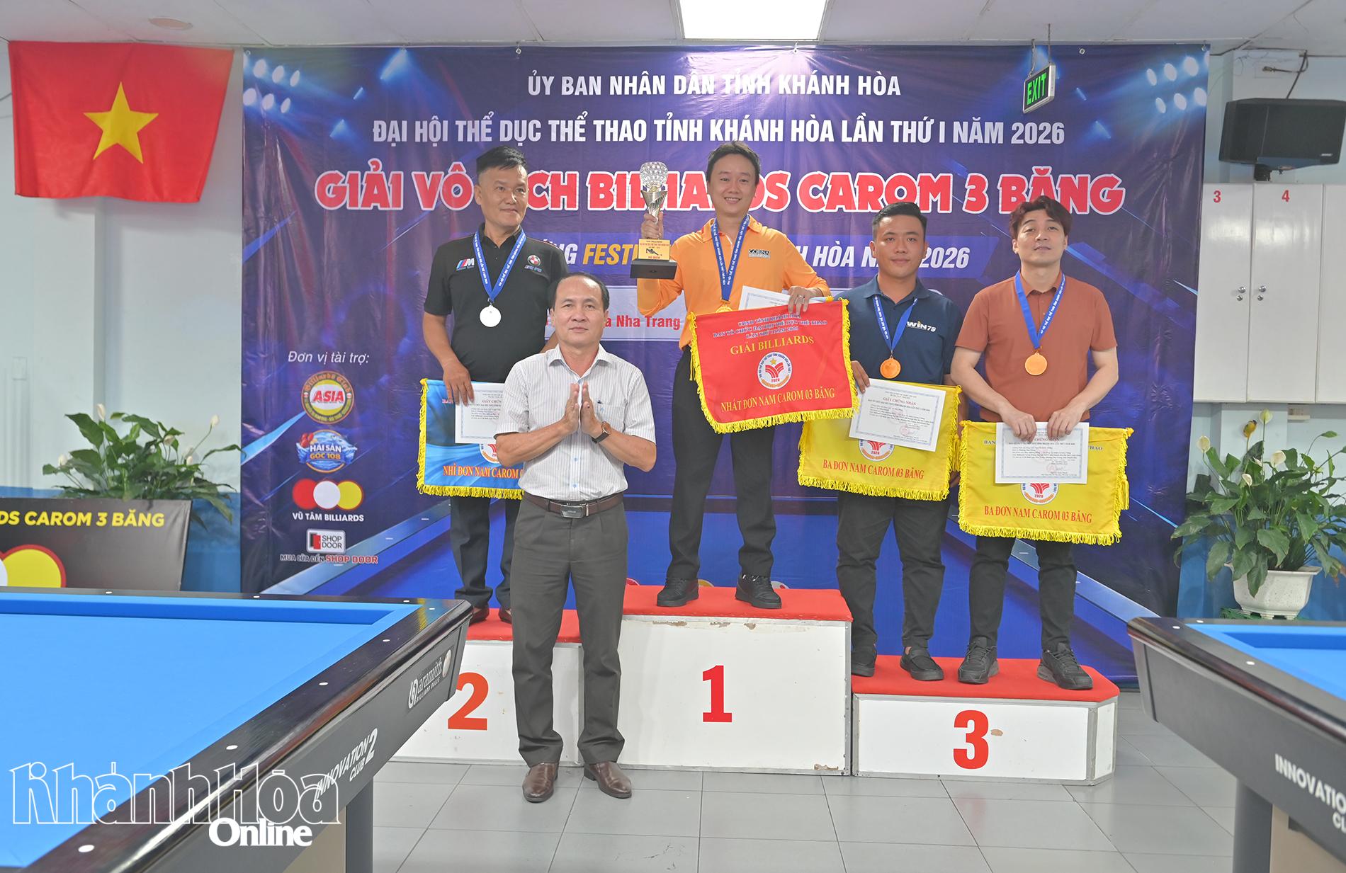 Ban tổ chức trao giải vô địch, hạng nhì và đồng hạng ba cho các cơ thủ xuất sắc.