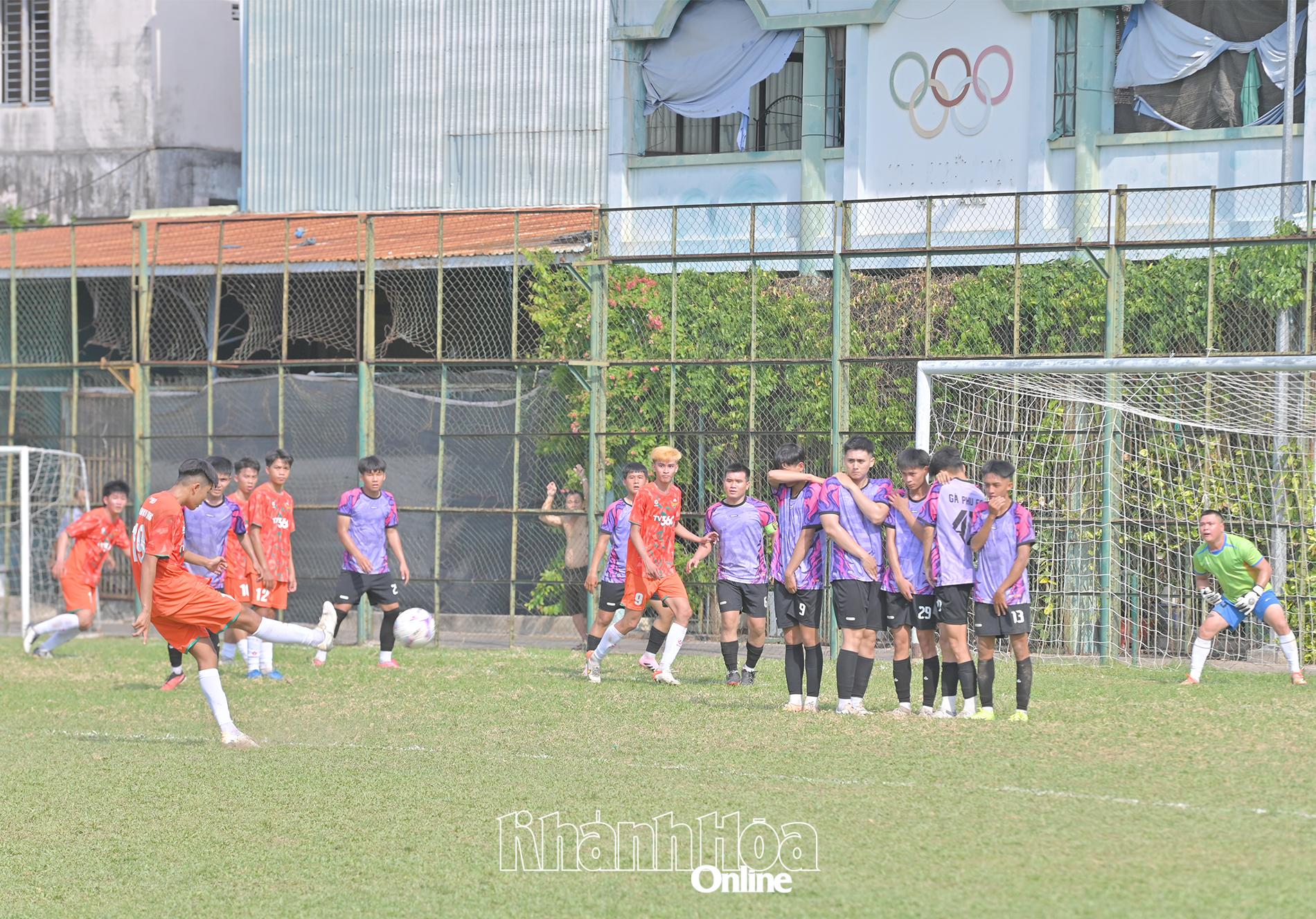 Các đội bóng thi đấu tại giải.