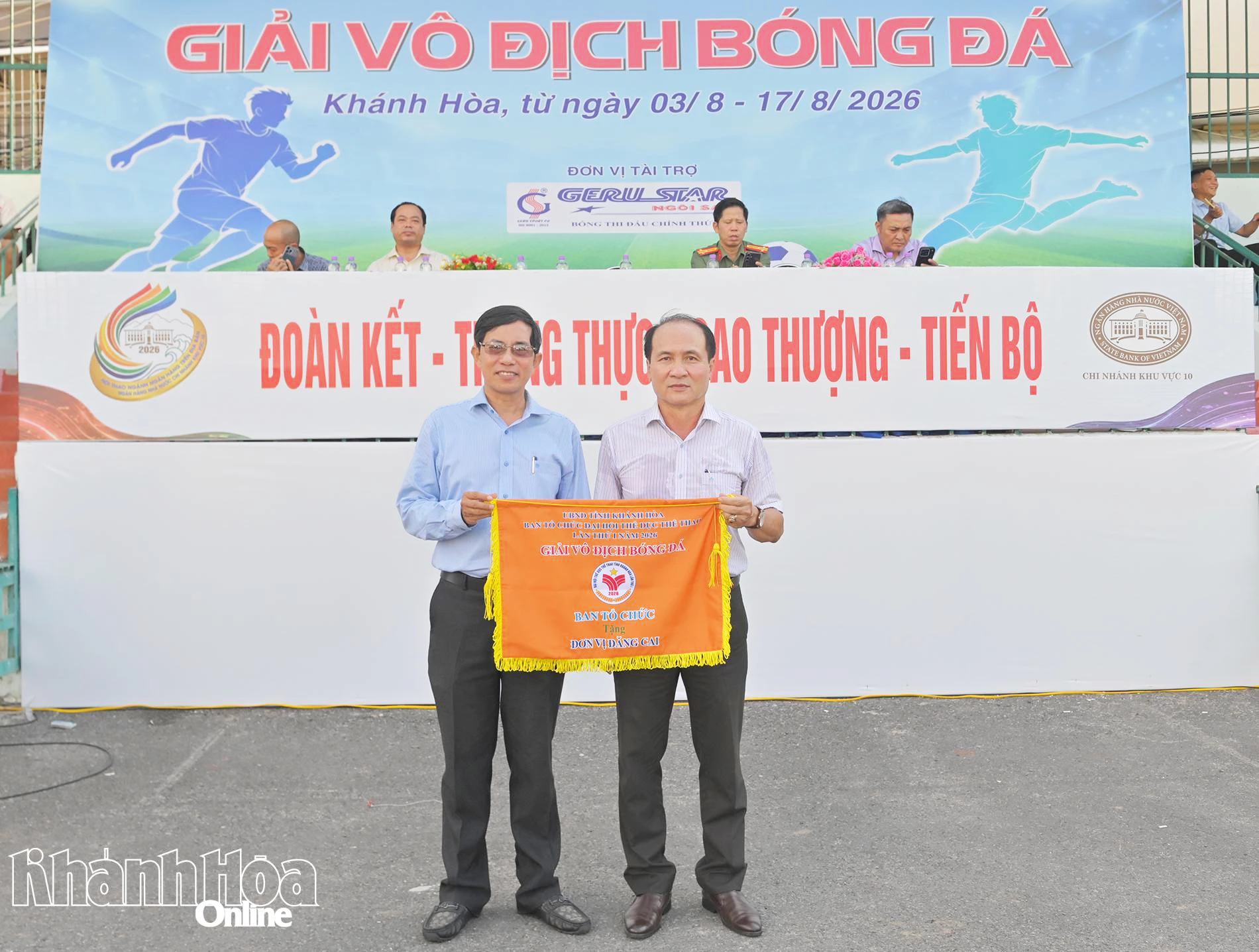 Lãnh đạo Sở Văn hóa, Thể thao và Du lịch tặng cờ lưu niệm cho phường Nha Trang - đơn vị đăng cai.