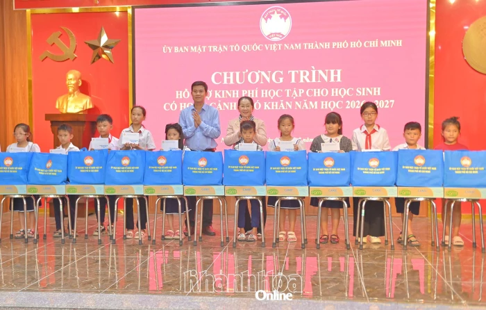 Trao hơn 100 triệu đồng hỗ trợ học sinh có hoàn cảnh khó khăn xã Nam Ninh Hòa