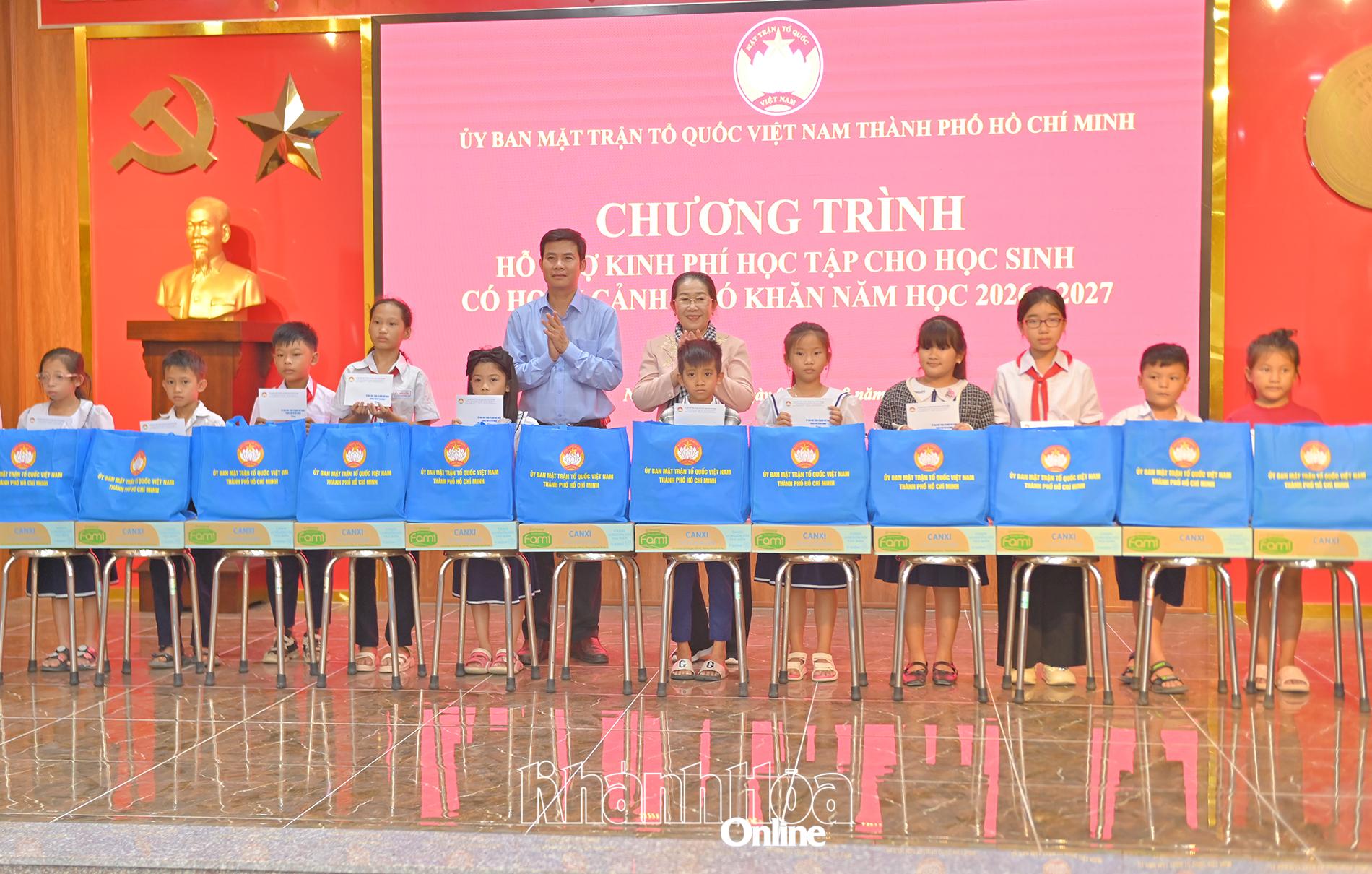 Đại diện đoàn công tác và lãnh đạo Đảng ủy xã Nam Ninh Hòa tặng quà cho các học sinh.