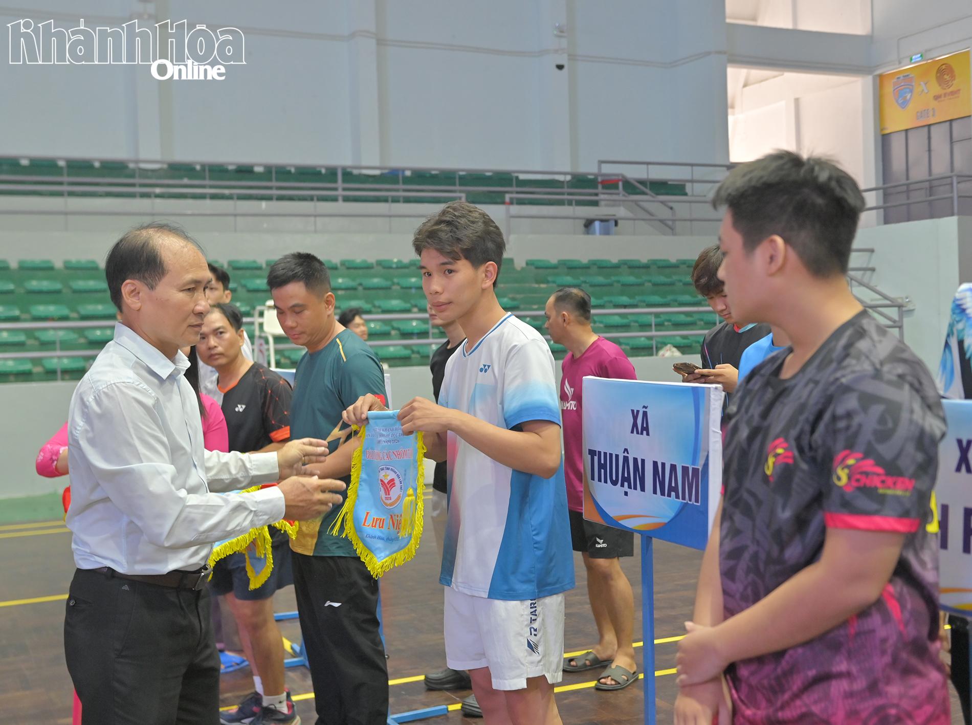 Ông Nguyễn Tuấn Thanh-Phó Giám đốc Sở Văn hóa, Thể thao và Du lịch tặng cờ lưu niệm cho đại diện các đoàn vận động viên.