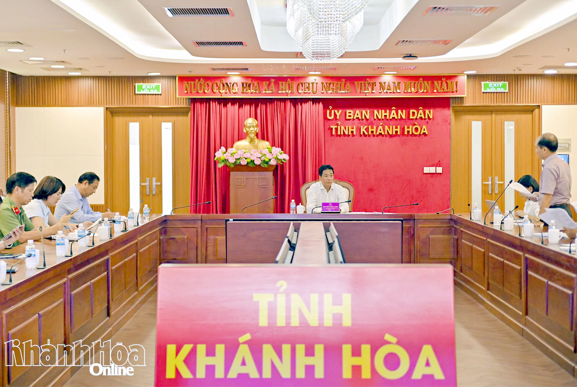 Quang cảnh cuộc họp.