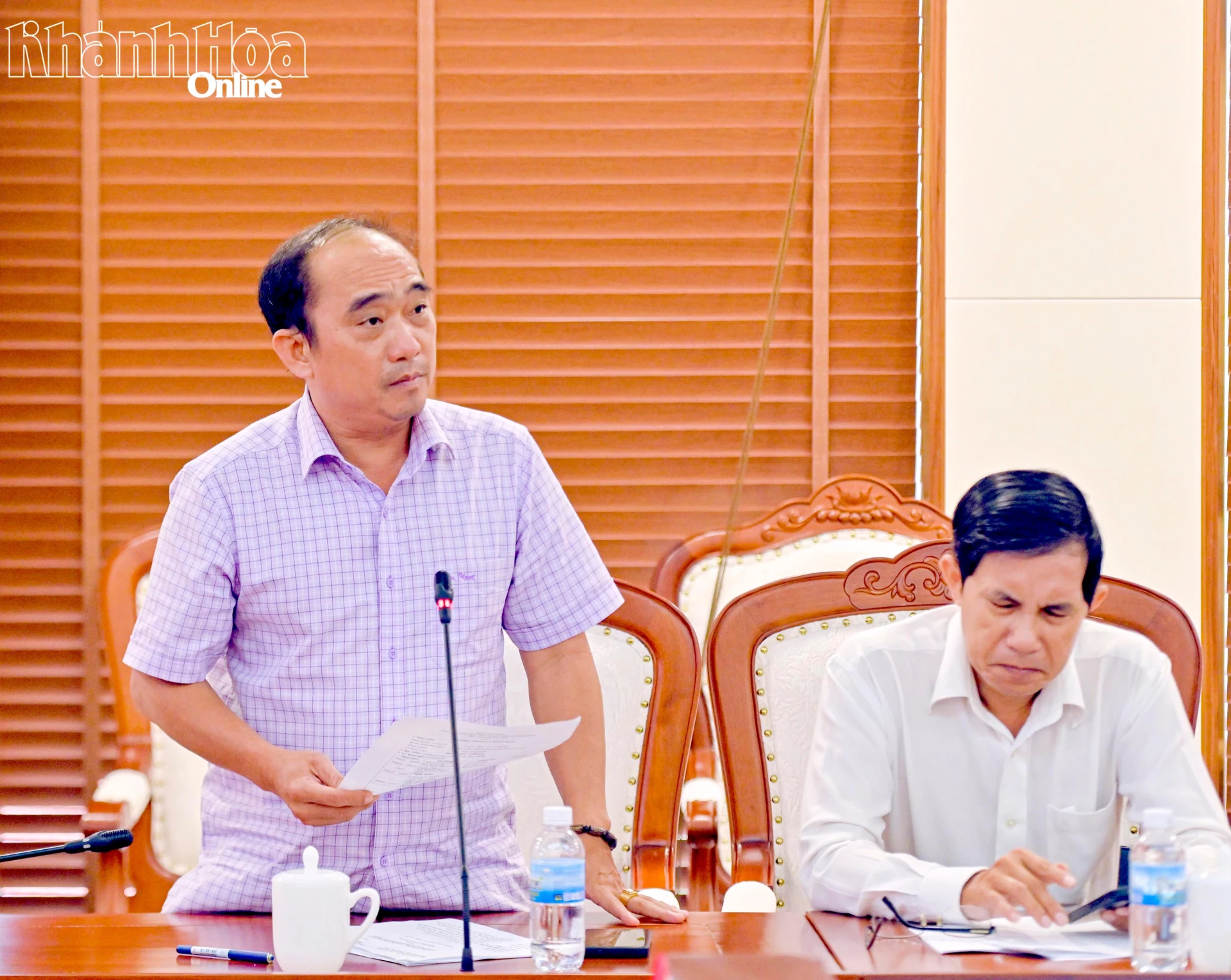 Lãnh đạo Báo và Phát thanh, Truyền hình Khánh Hòa báo cáo công tác phối hợp tuyên truyền lễ khai mạc đại hội.