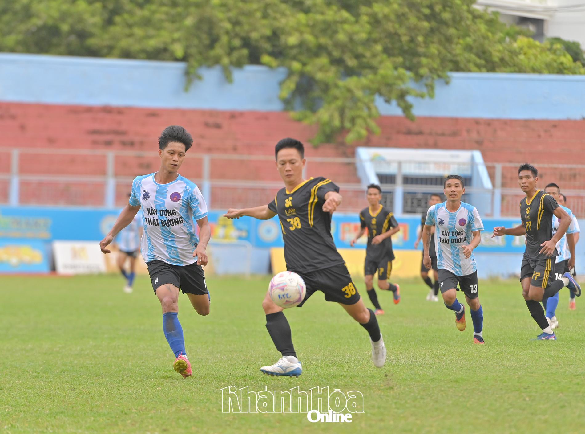 Trận chung kết giữa hai đội bóng phường Đông Ninh Hòa và phường Nha Trang.