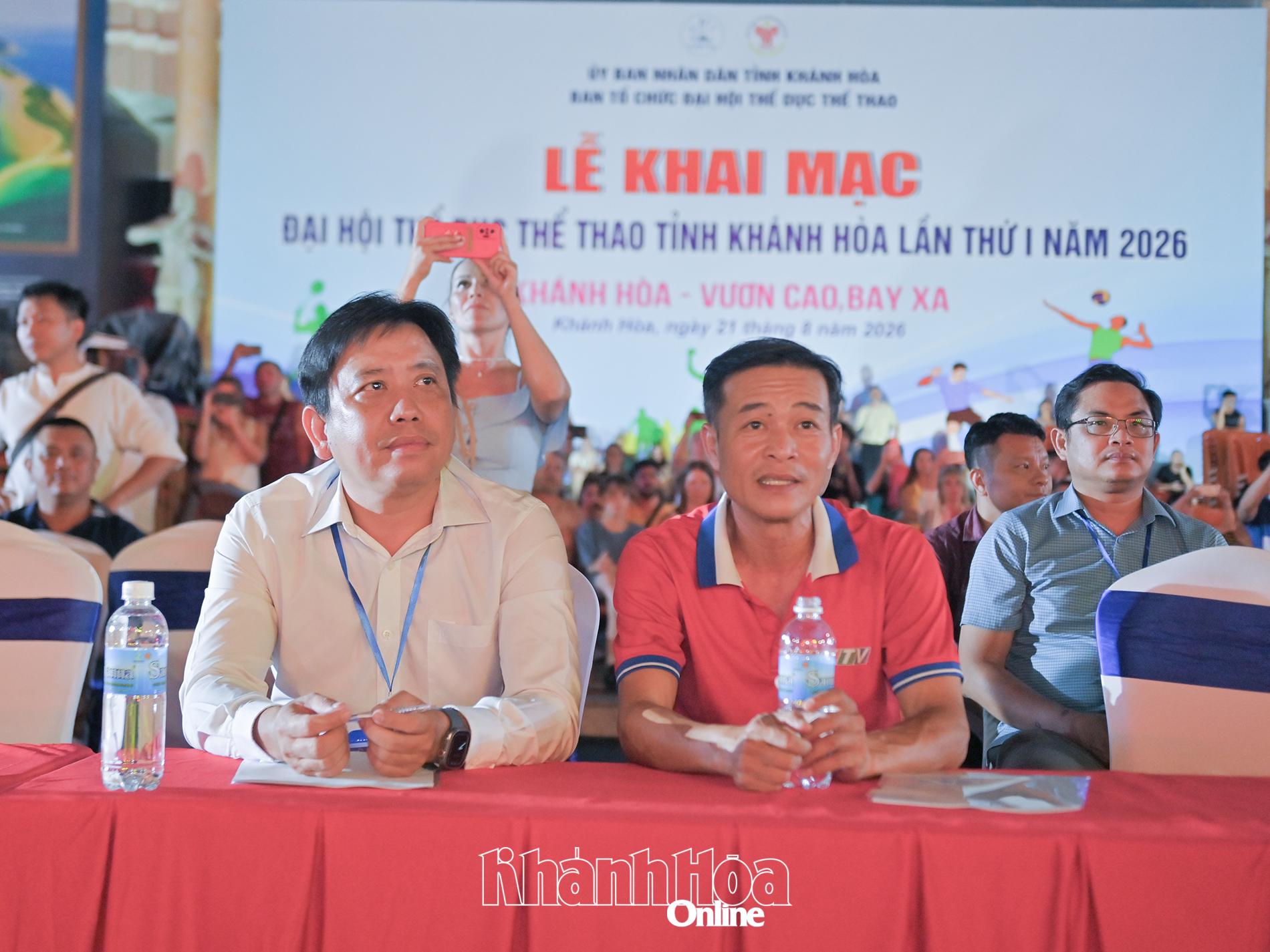 Lãnh đạo, đạo diễn Báo và Phát thanh, Truyền hình Khánh Hòa tham dự buổi tổng duyệt chương trình.