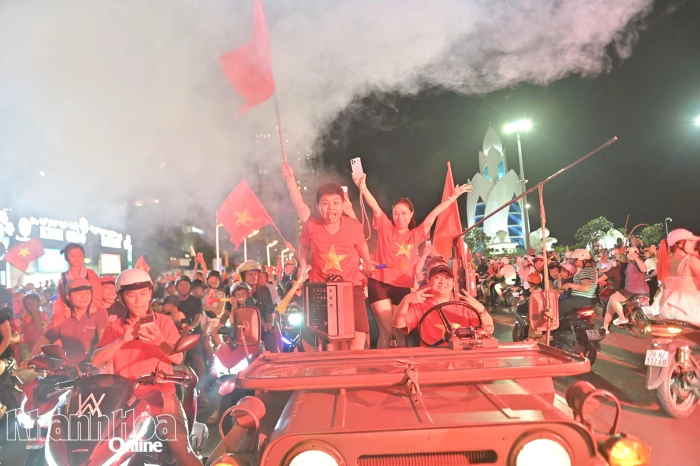 Người dân các phường Nha Trang đổ ra đường mừng tuyển Việt Nam vô địch AFF Cup 2026