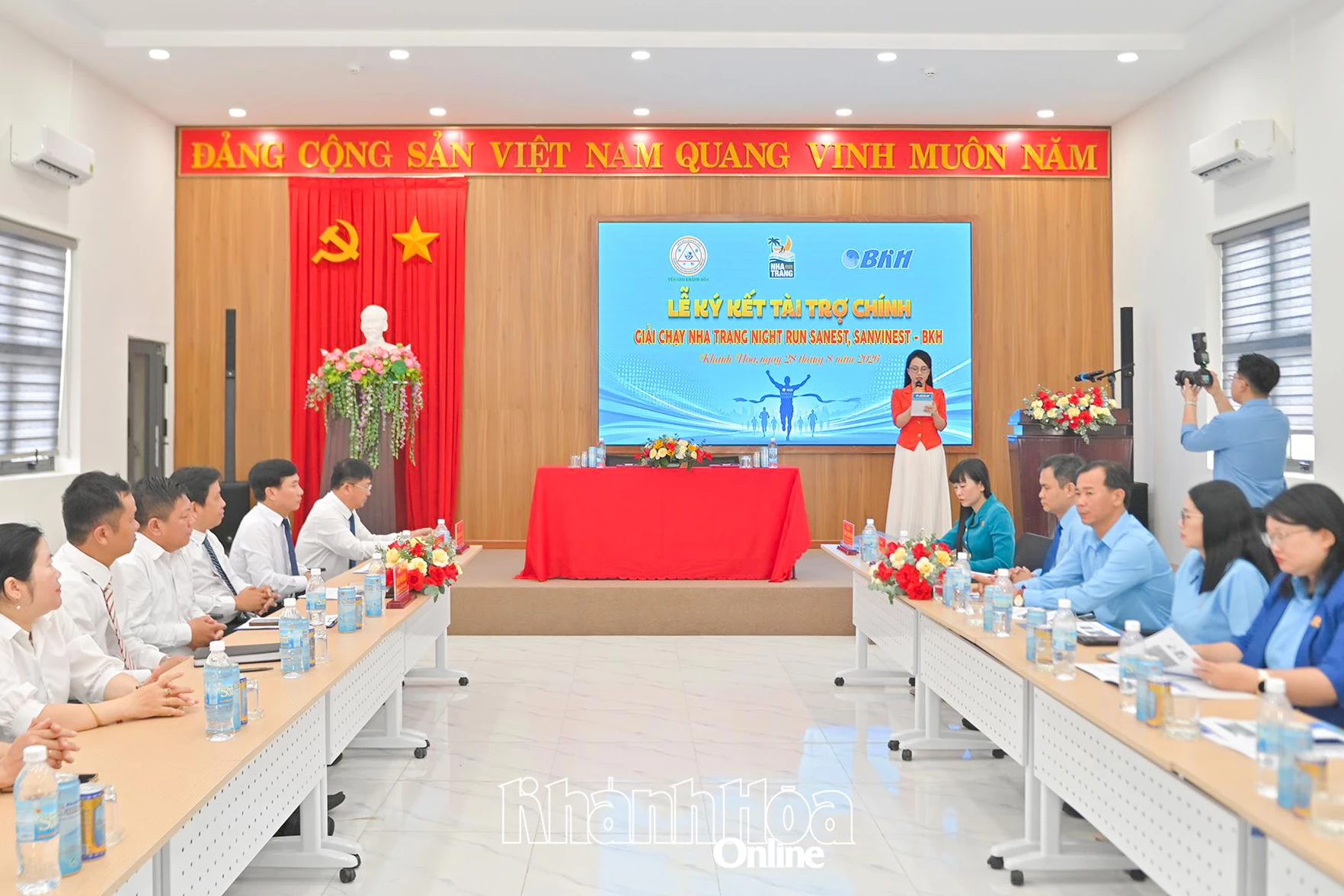 Quang cảnh lễ ký kết.