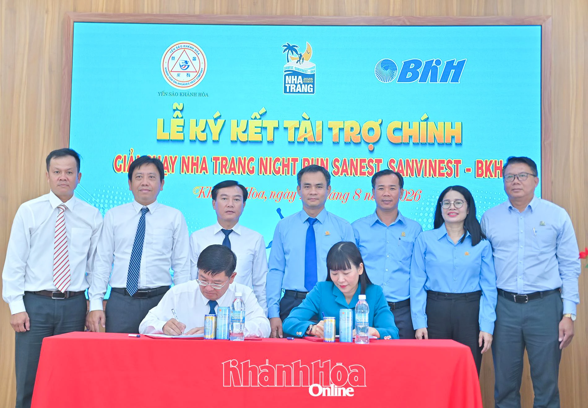 Lãnh đạo hai đơn vị thực hiện ký kết bản ghi nhớ.