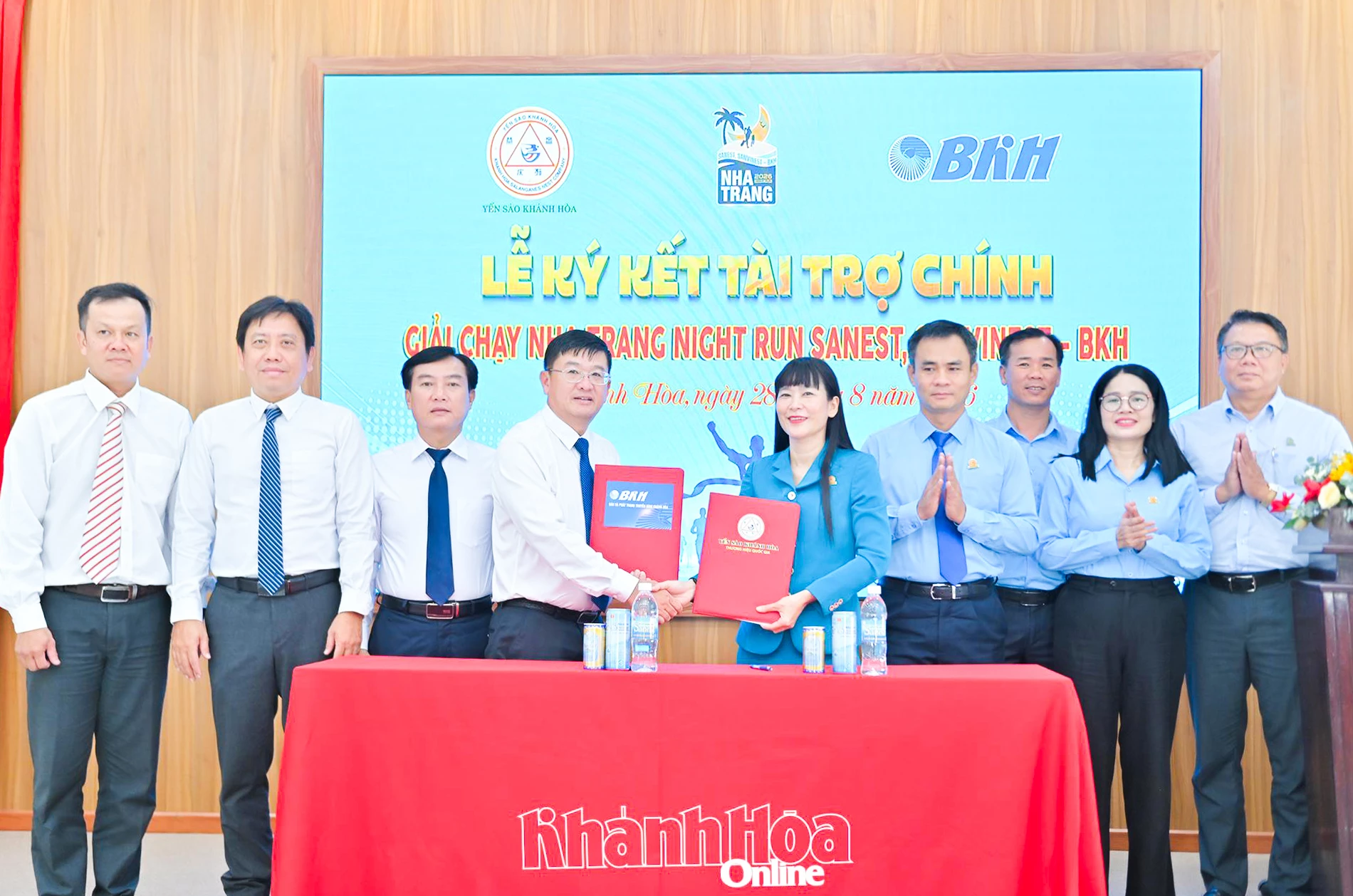 Lãnh đạo hai đơn vị trao văn bản ký kết.