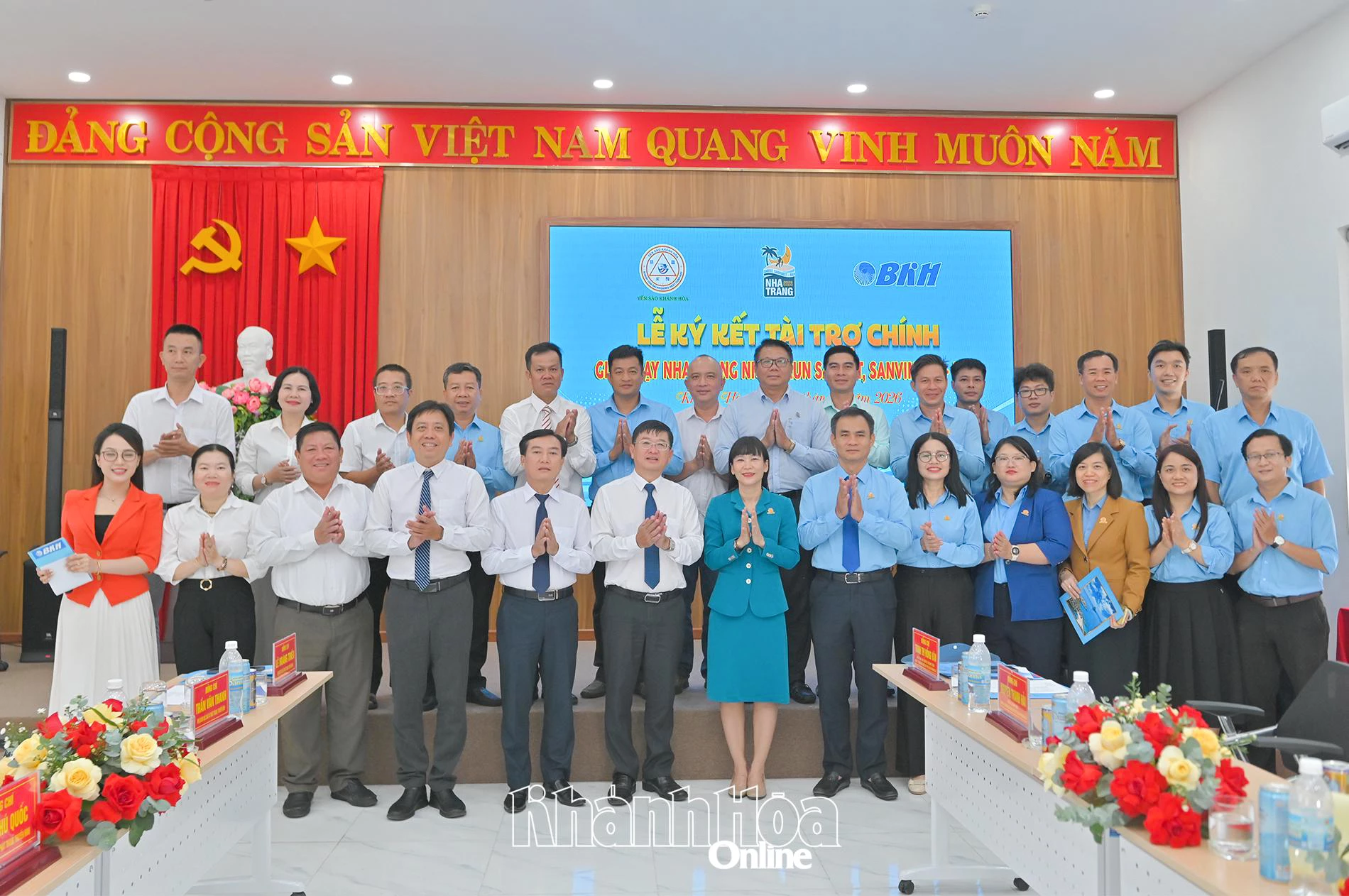 Lãnh đạo hai đơn vị và các thành viên dự lễ chụp hình lưu niệm.
