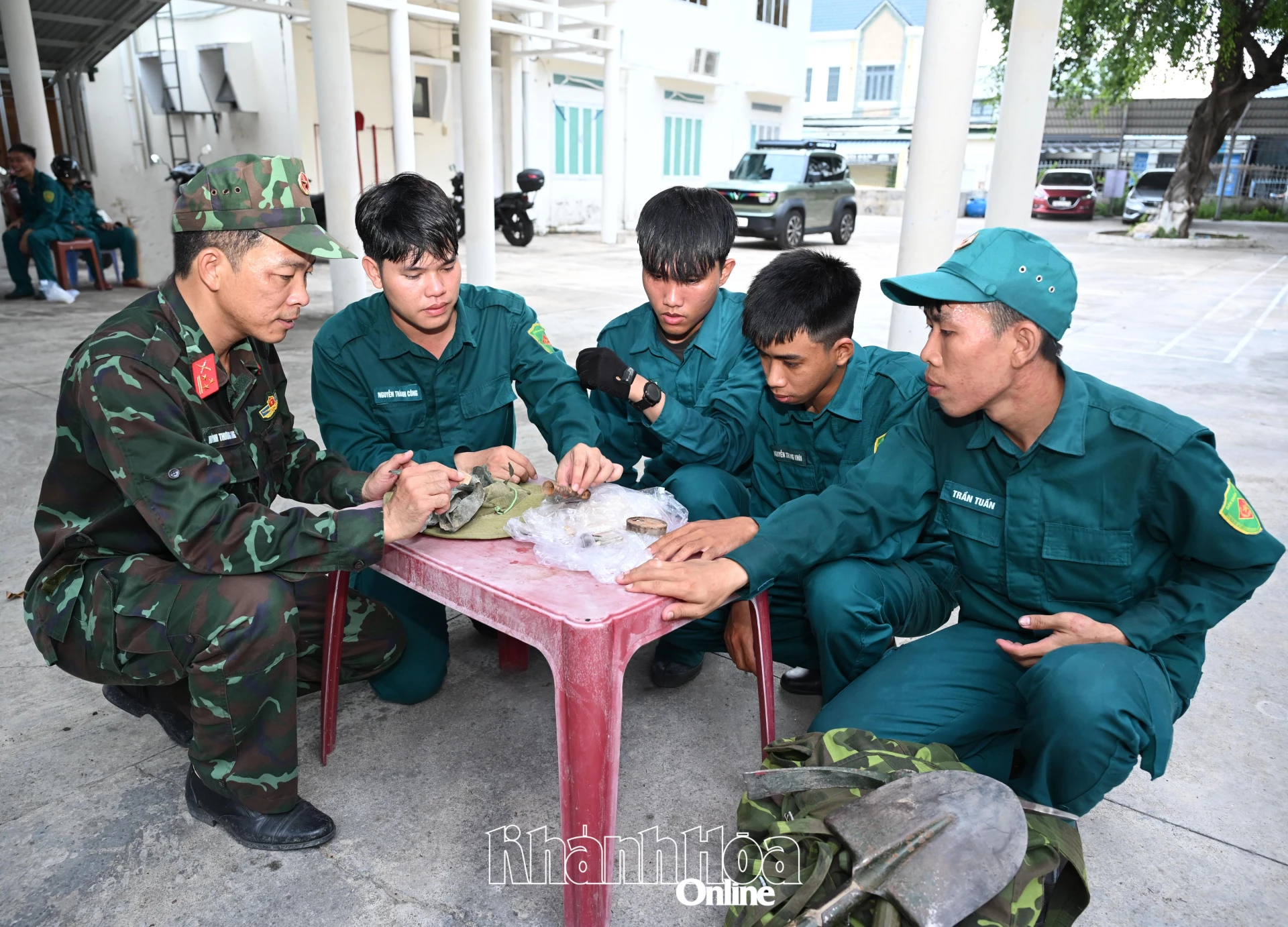 Đội tìm kiếm sắp xếp lại các di vật vừa tìm được.