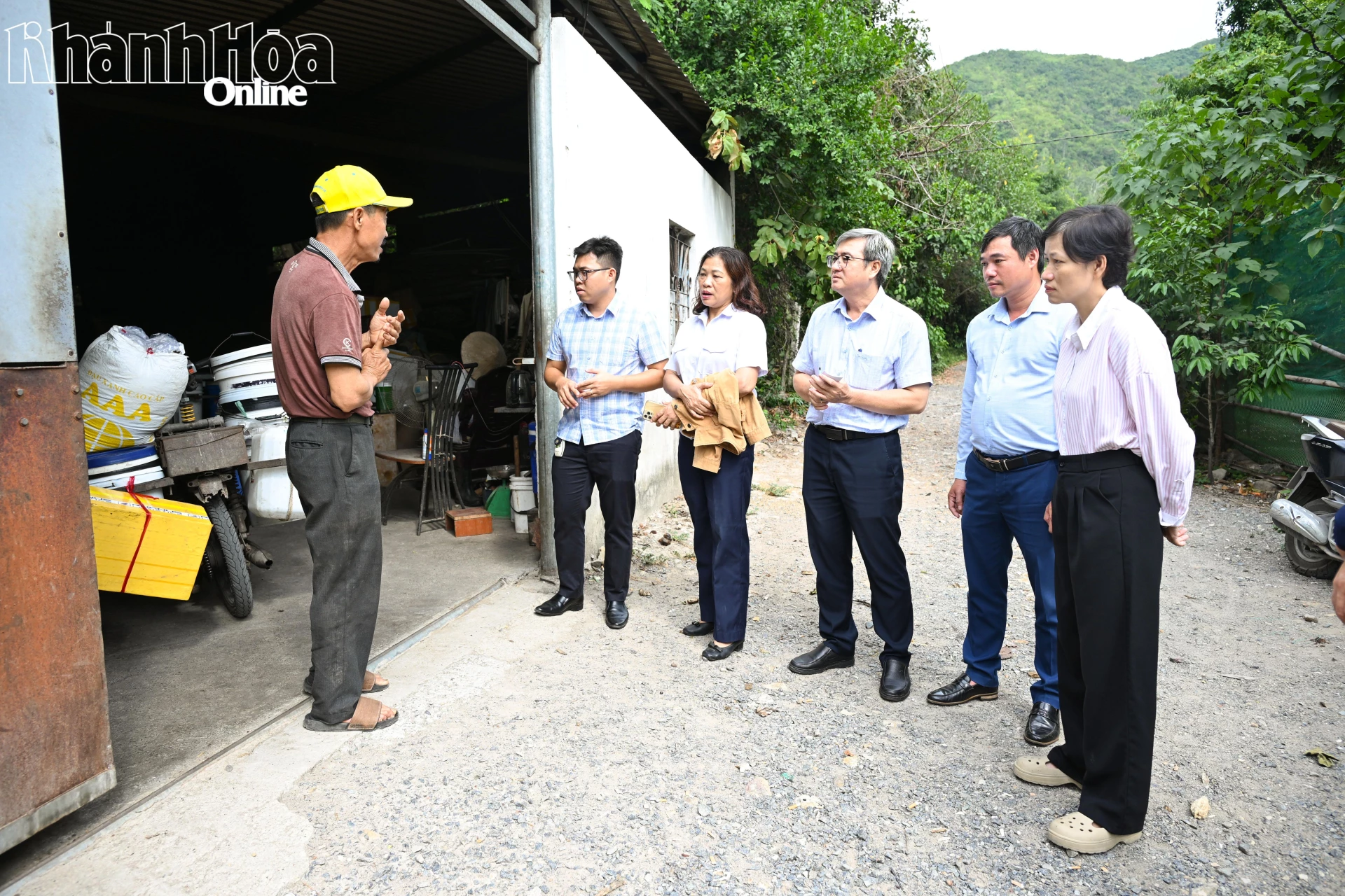 Đoàn kiểm tra đi kiểm tra việc chăn nuôi heo tại Tổ dân phố Phước Sơn.
