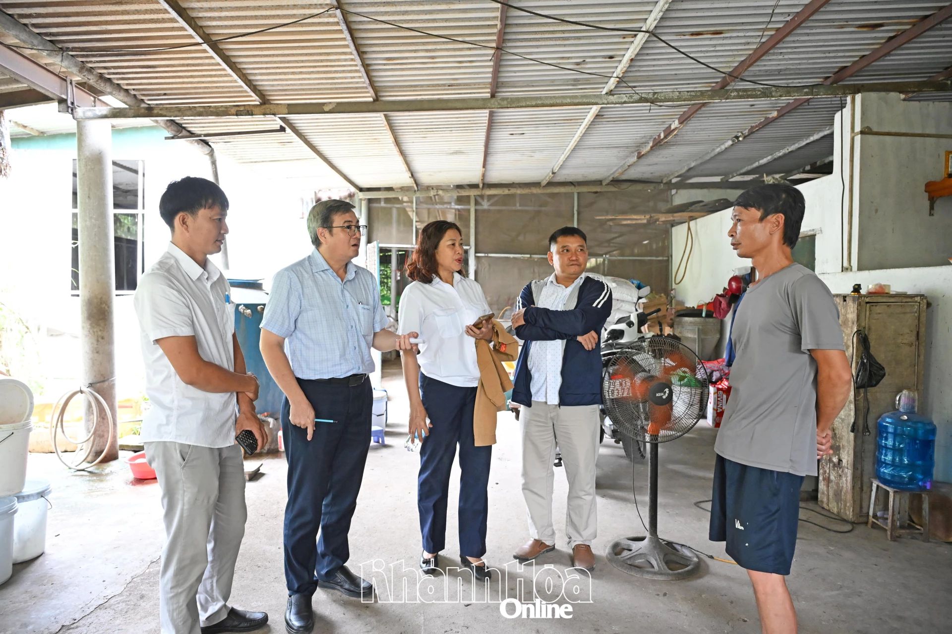 Đoàn kiểm tra đi kiểm tra việc chăn nuôi gia cầm tại Tổ dân phố Phước Sơn.