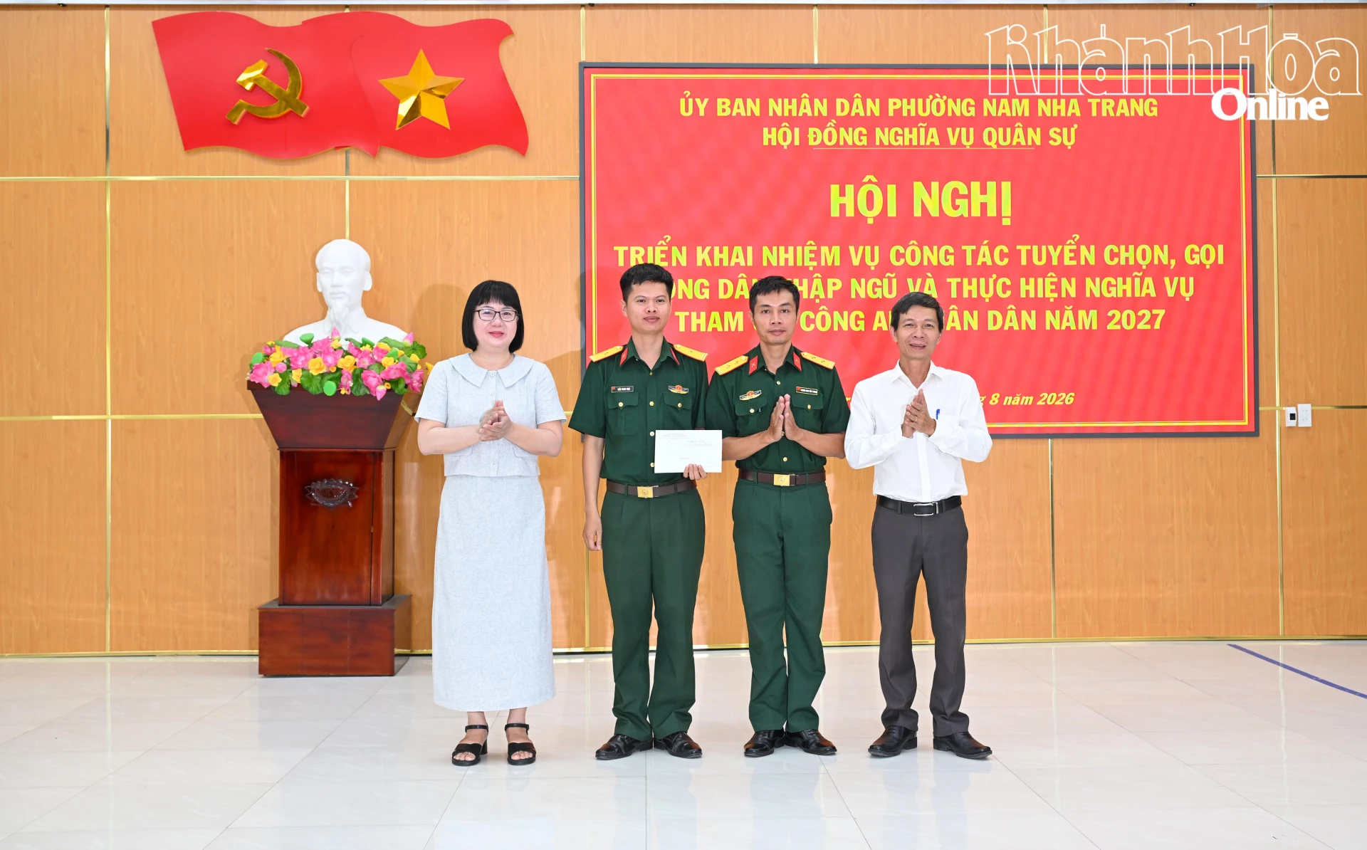 Lãnh đạo Đảng ủy, UBND phường “thưởng nóng” cho lực lượng tìm kiếm của phường.