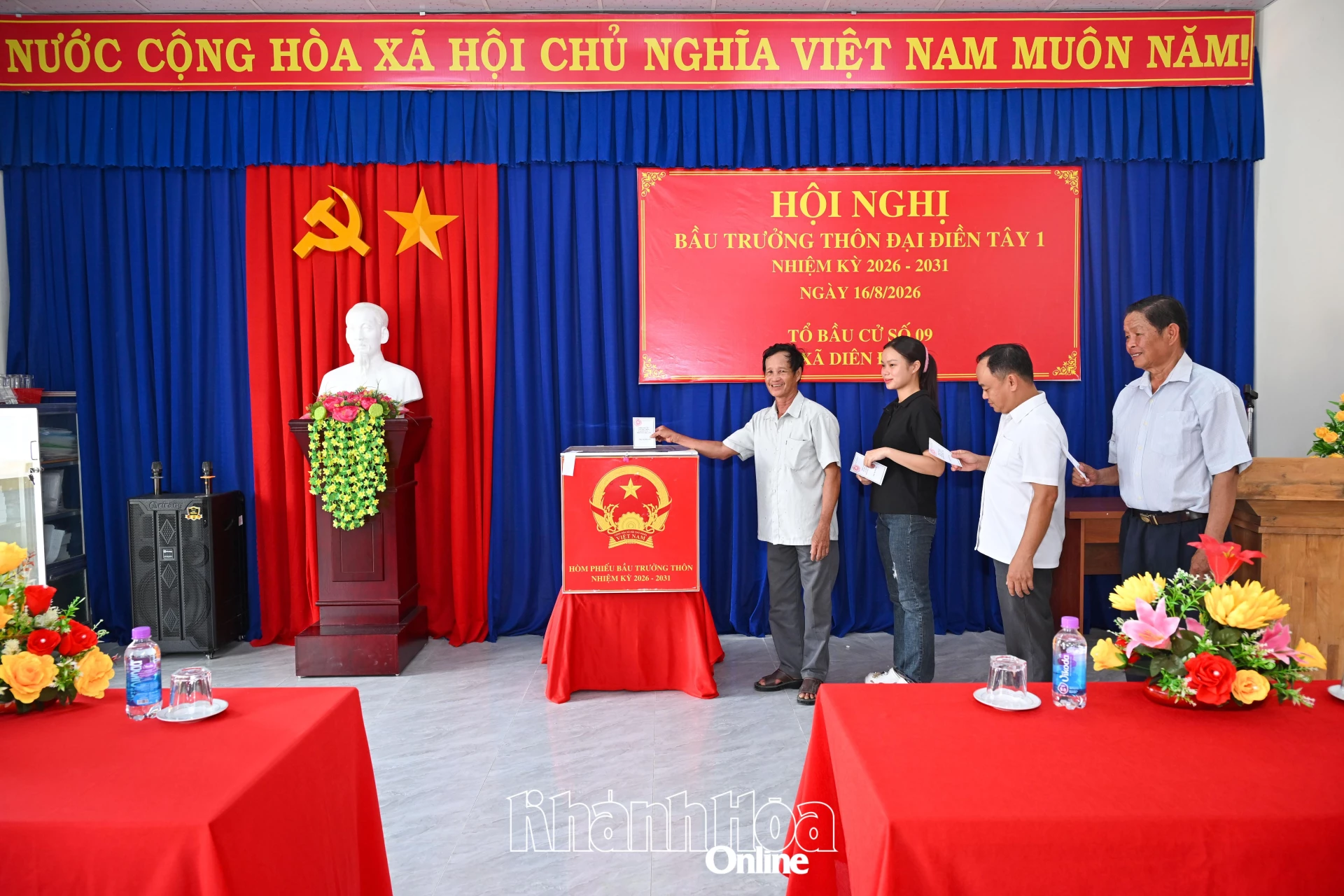 Người dân thôn Đại Điền Tây 1 (xã Diên Điền) bỏ phiếu bầu thôn trưởng.
