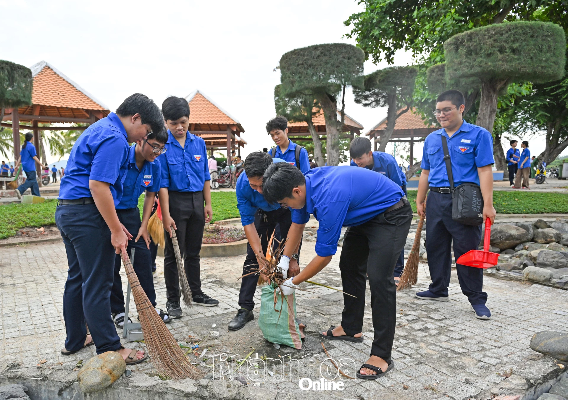 Đoàn viên, thanh niên thu gom rác tại khu vực Công viên Thanh niên.