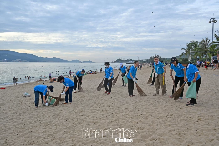Phường Nha Trang ra quân “Chung tay làm sạch biển - Lan tỏa lối sống xanh”.