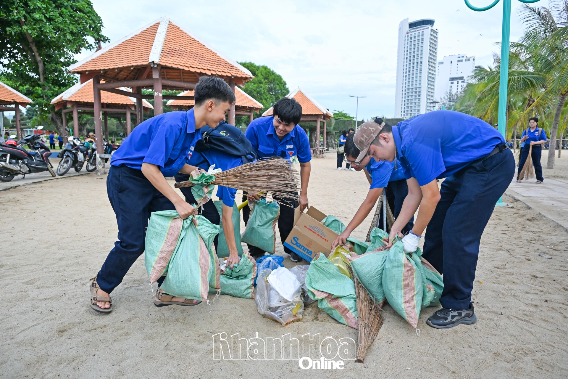 Rác thải được tập kết về một chỗ để đơn vị vệ sinh môi trường chuyển đi.

