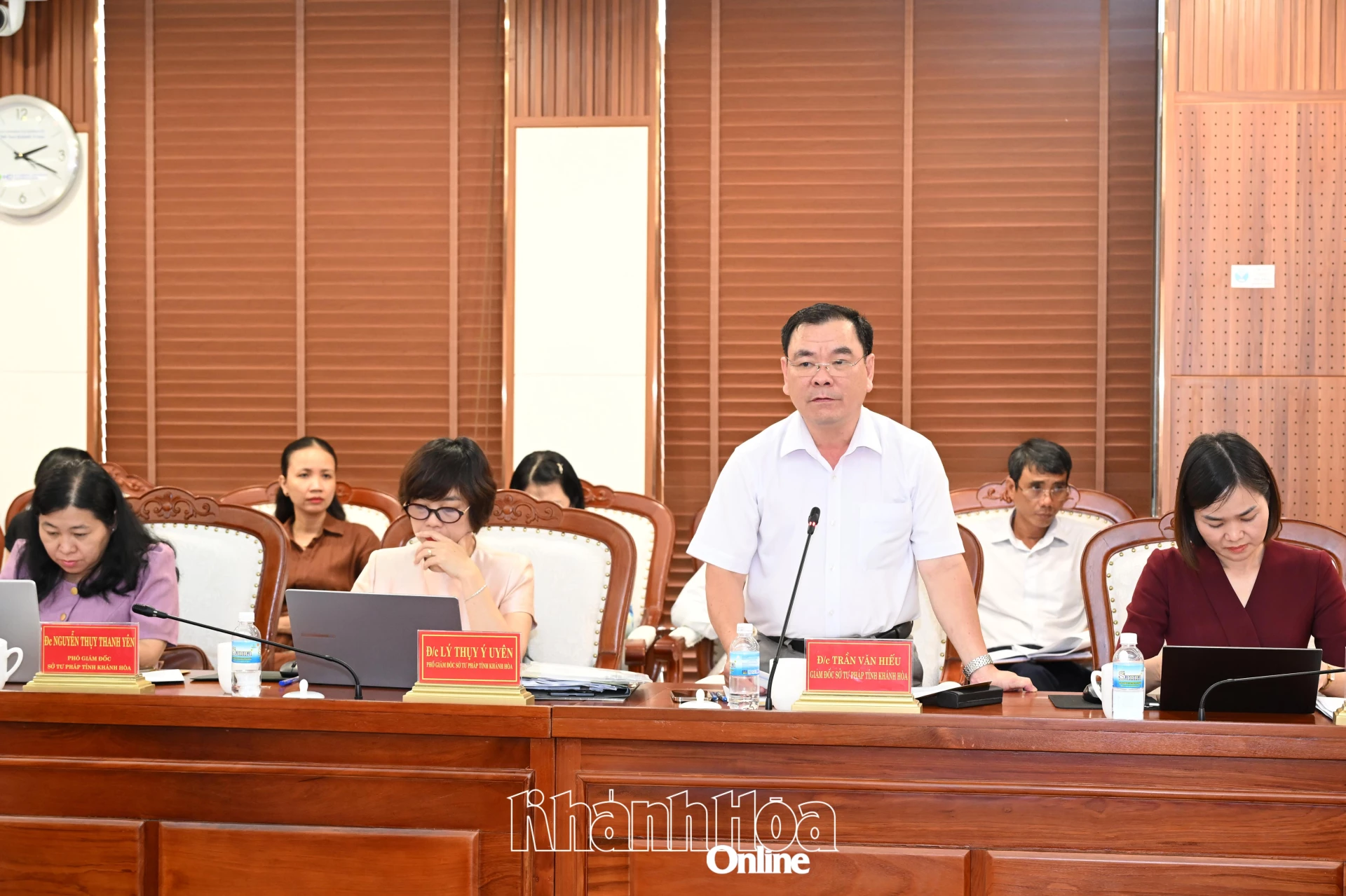 Lãnh đạo Sở Tư pháp báo cáo đoàn kiểm tra.  