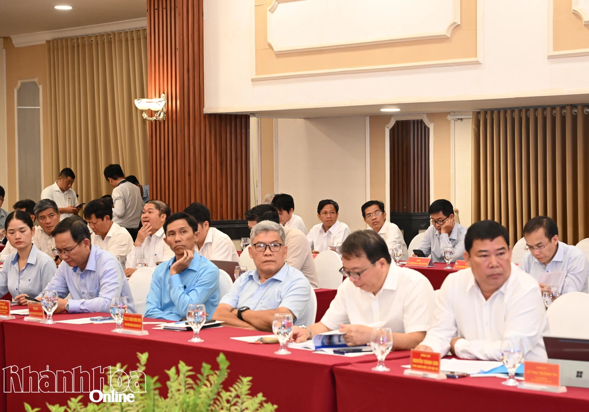 Các đại biểu tham dự hội thảo.