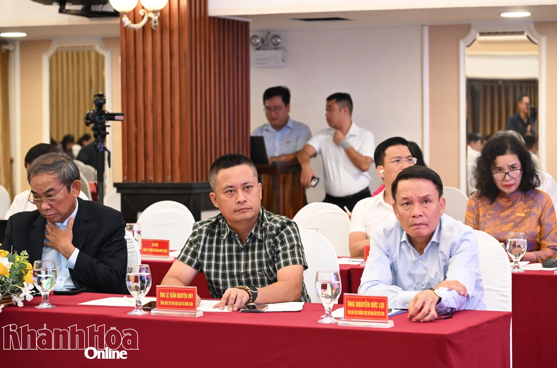 Các đại biểu tham dự hội thảo.