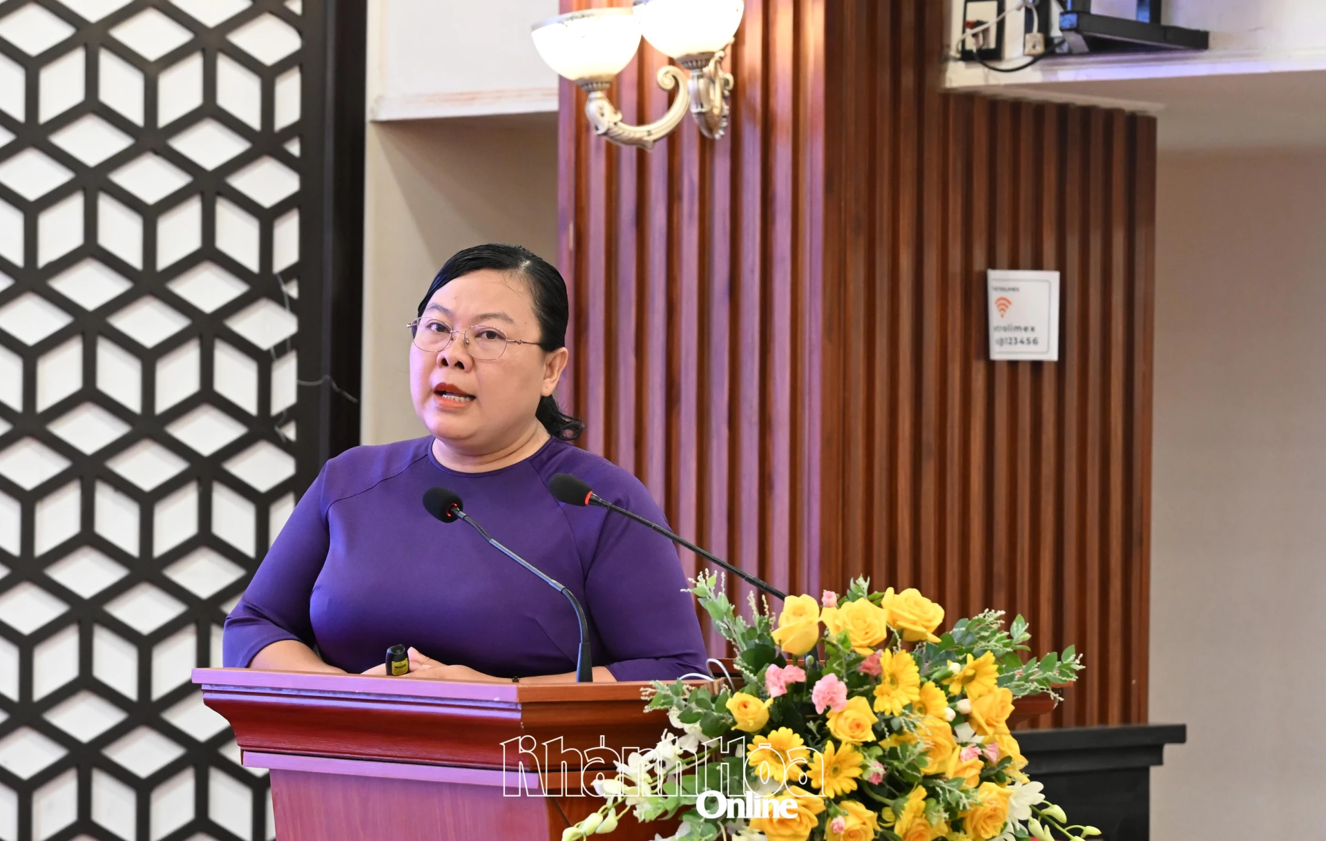 Bà Lê Thái Trường Thi - Phó Giám đốc Sở Giáo dục và Đào tạo trình bày tham luận tại hội thảo.