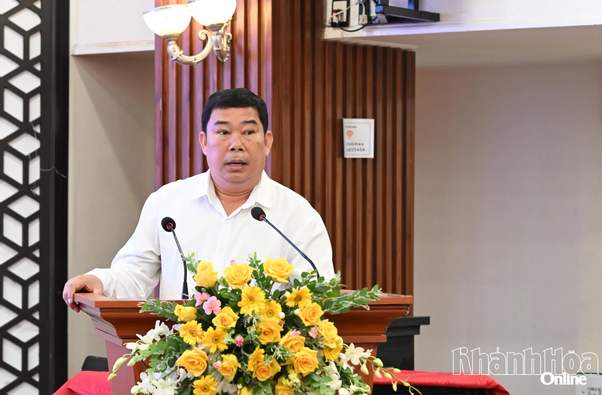 Ông Nguyễn Thành Sơn - Phó Giám đốc Sở Nội vụ trình bày tham luận tại hội thảo.