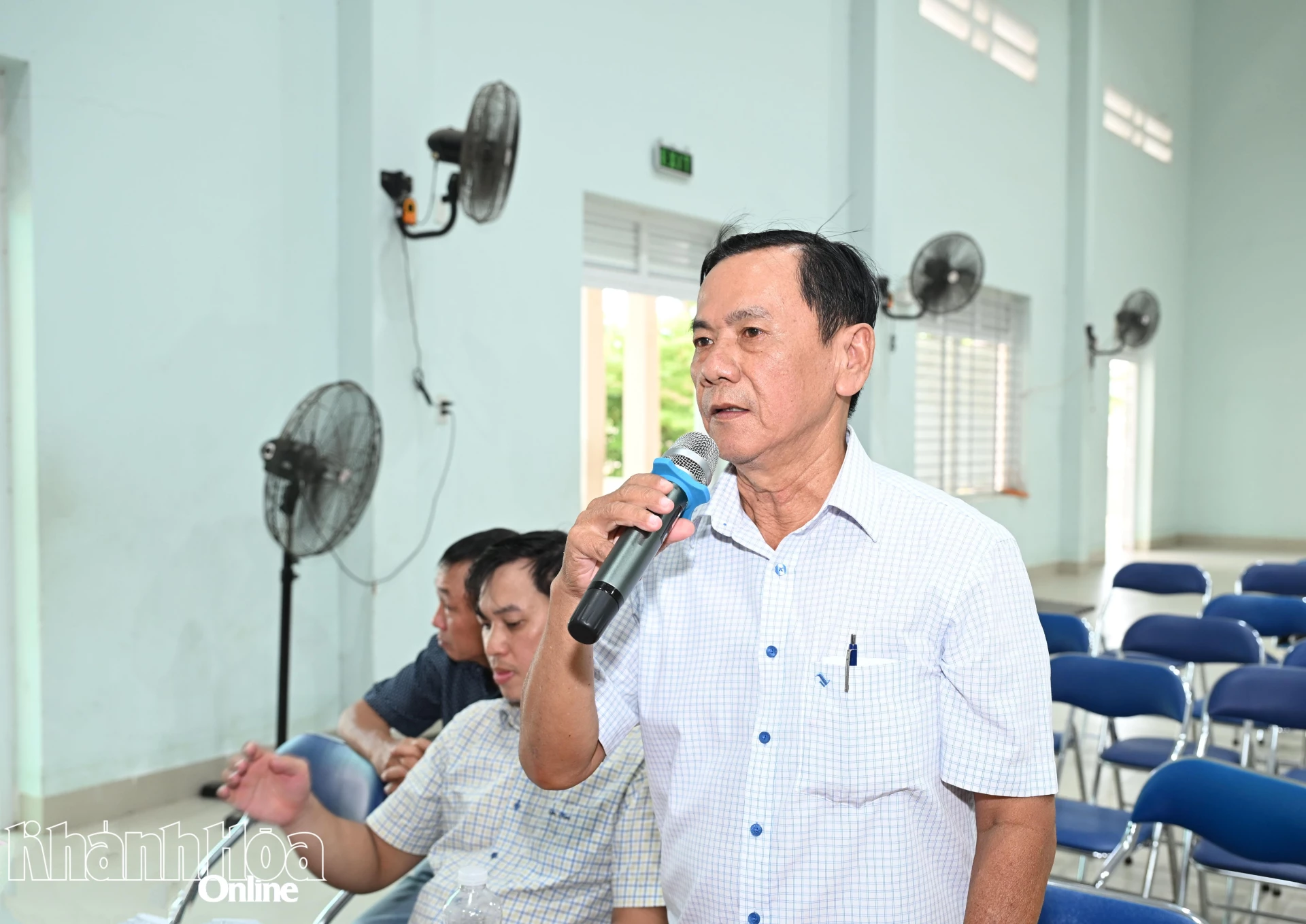 Một người dân phát biểu ý kiến.