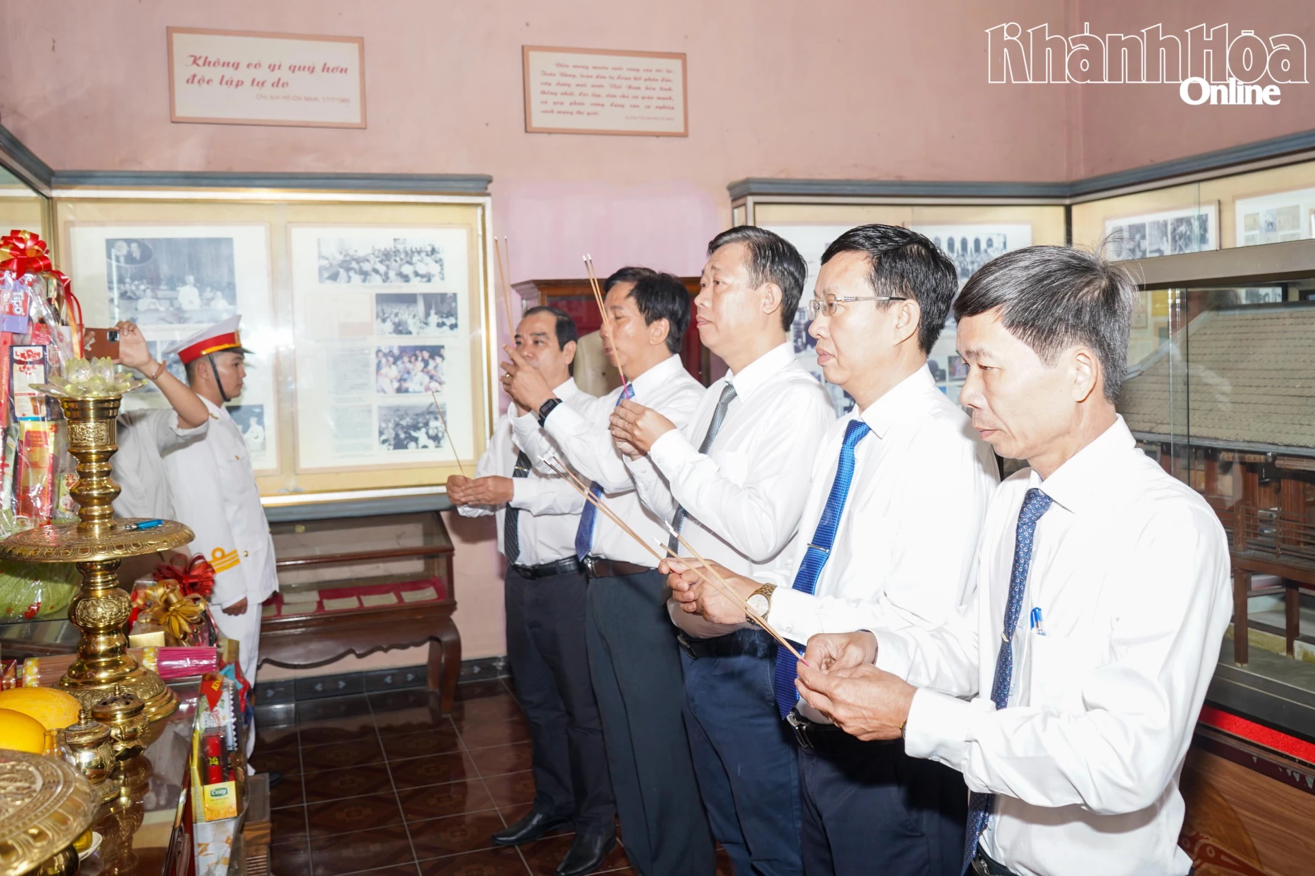 Các đại biểu dâng hương tưởng nhớ công ơn Bác Hồ.
