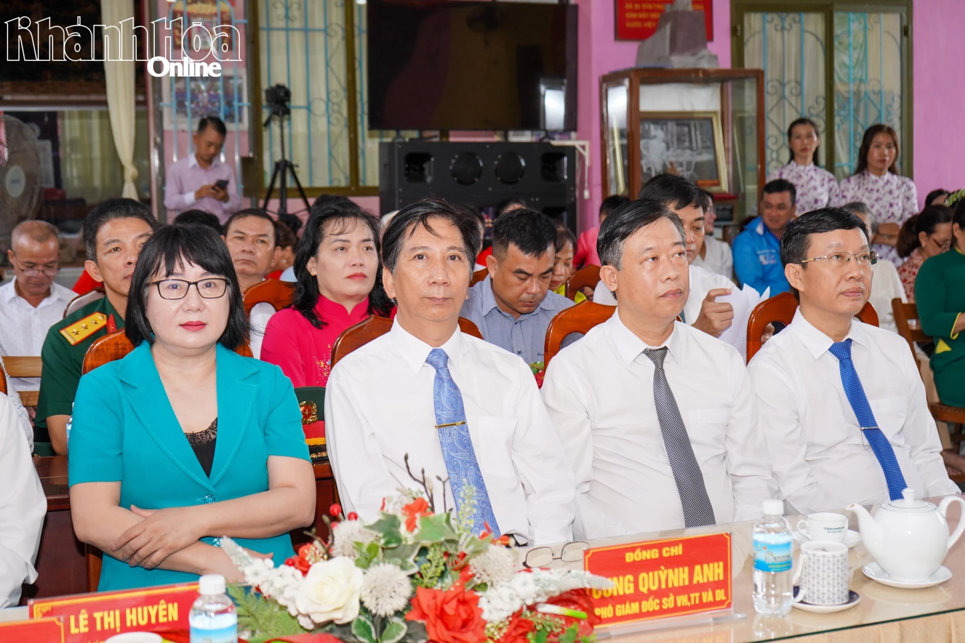 Các đại biểu tại buổi lễ.