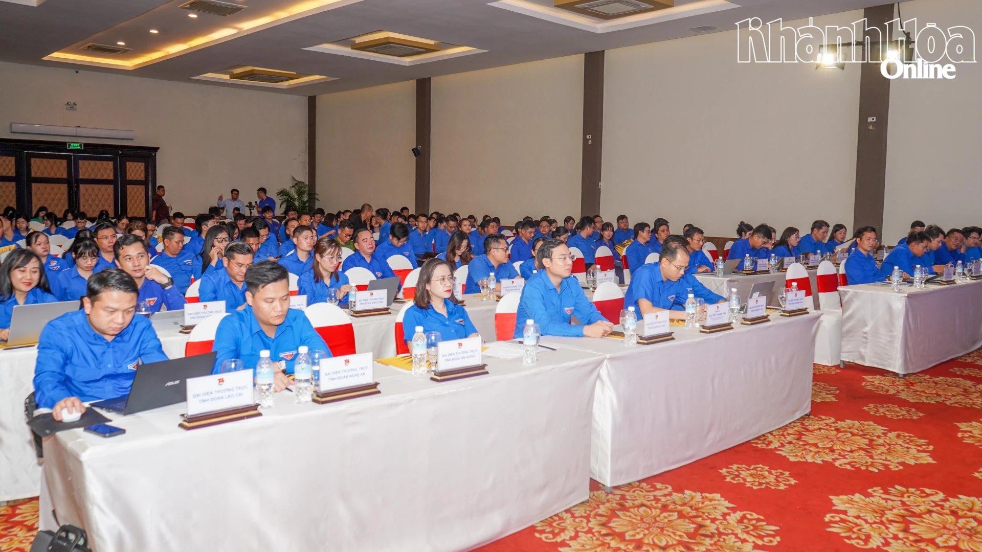 Các đại biểu tham dự hội nghị.