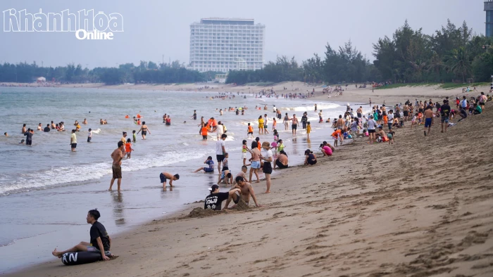 Đông đảo du khách về biển Bình Sơn - Ninh Chử ngày đầu nghỉ lễ 2-9