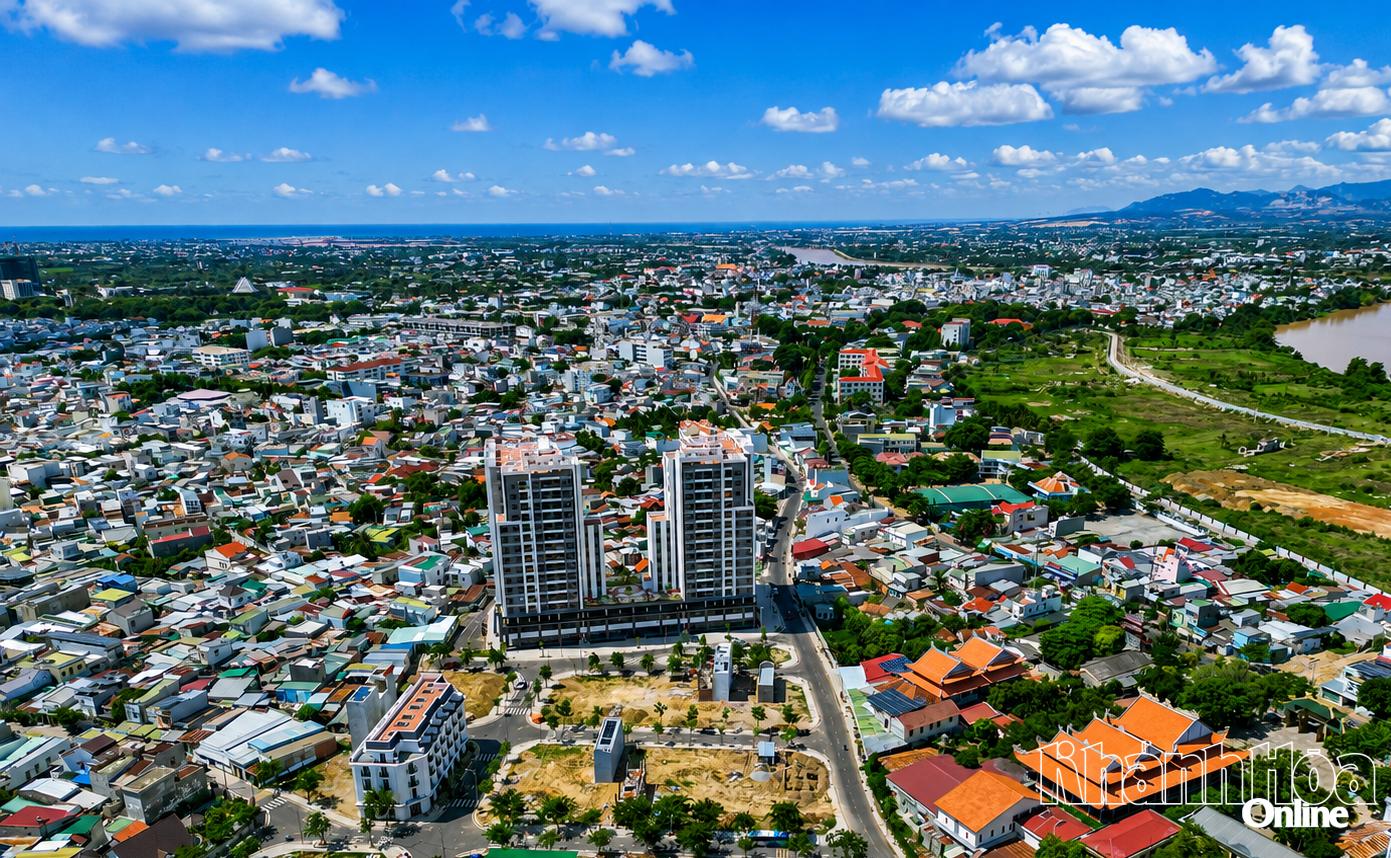 Dự án Nhà ở xã hội MK Central City (phường Phan Rang) đã bàn giao khối lượng lớn căn hộ cho người dân, hiện chủ đầu tư tiếp tục hoàn thiện để bàn giao cho cư dân.
