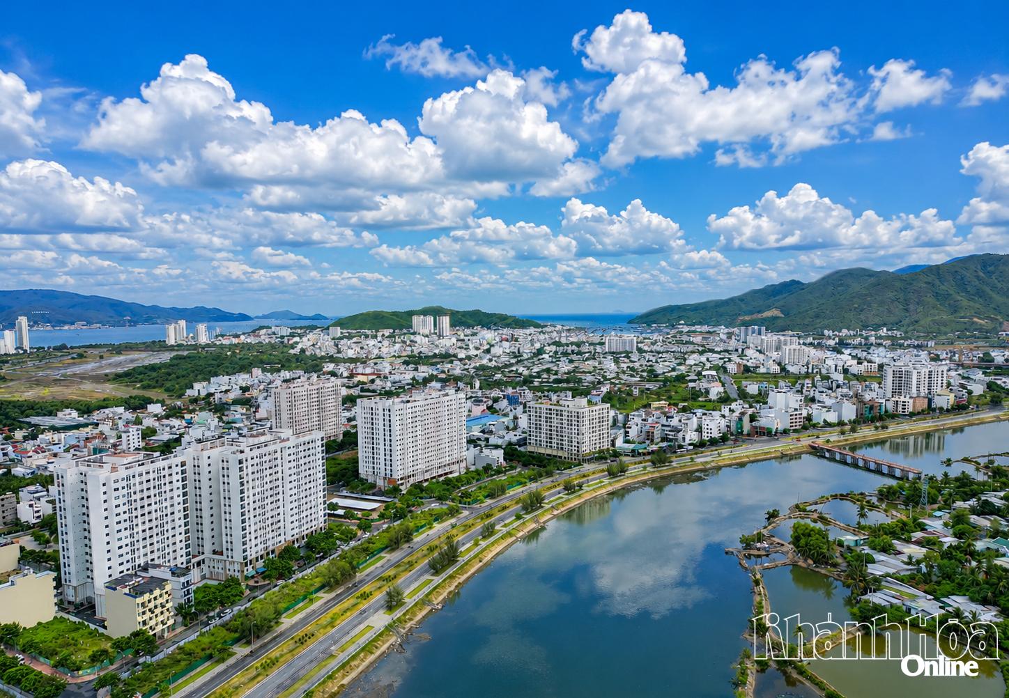 Hiện nay, số lượng nhà ở xã hội chưa đáp ứng nhu cầu của người dân. Trong ảnh: Khu nhà ở xã hội Hà Quang.