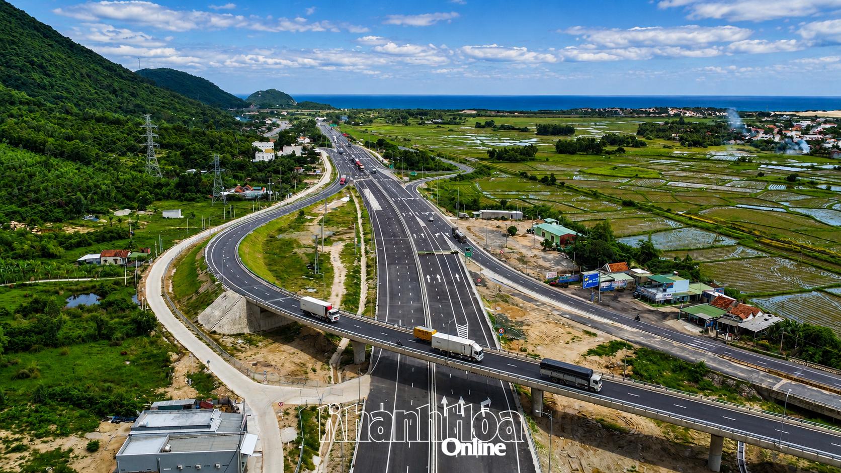 Đường bộ cao tốc Bắc - Nam phía đông (đoạn Vân Phong - Nha Trang) là đòn bẩy quan trọng kết nối các vùng kinh tế.