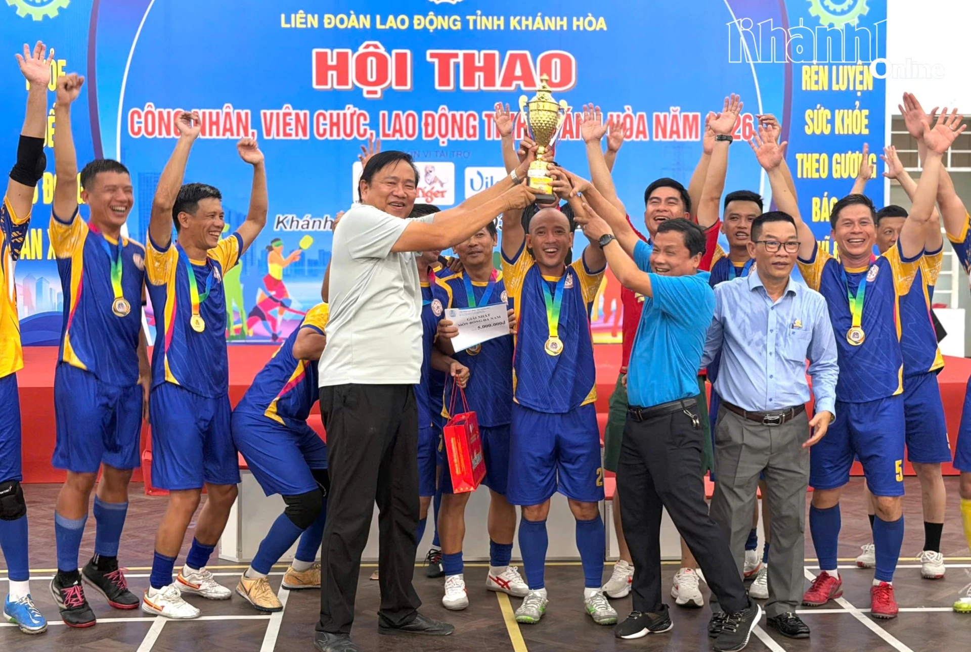 Ban tổ chức trao chức vô địch cho đội Công đoàn cơ sở Công ty TNHH Nhà nước Một thành viên Yến sào Khánh Hòa.