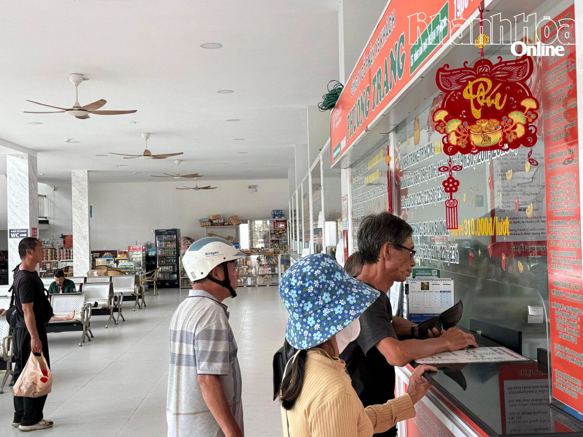 Hành khách lên xe tại Bến xe liên tỉnh phía nam.