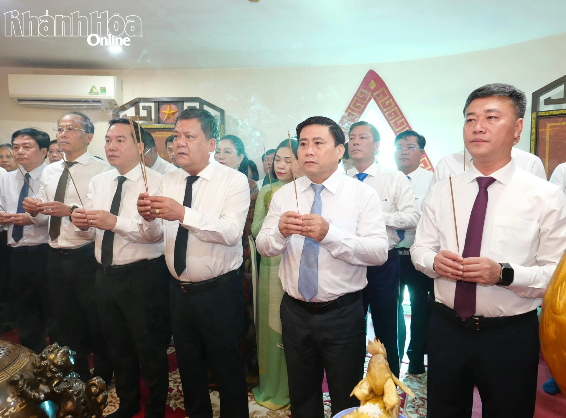 Các đồng chí Thường trực Tỉnh ủy và đại biểu dâng hương tưởng nhớ, tri ân các anh hùng, liệt sĩ tại Điện thờ Tháp Trầm Hương.