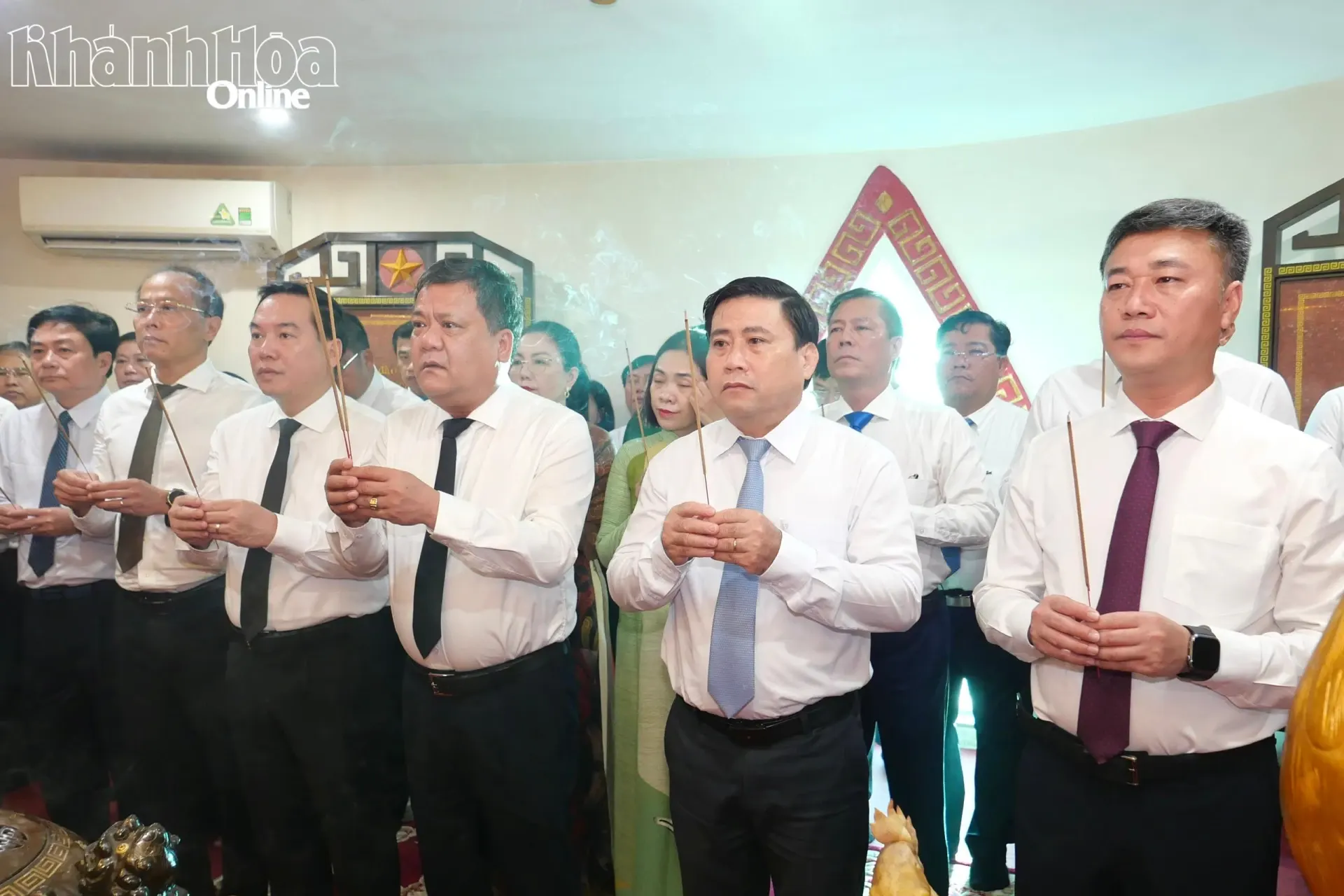 Lãnh đạo tỉnh Khánh Hòa dâng hương viếng các anh hùng, liệt sĩ
