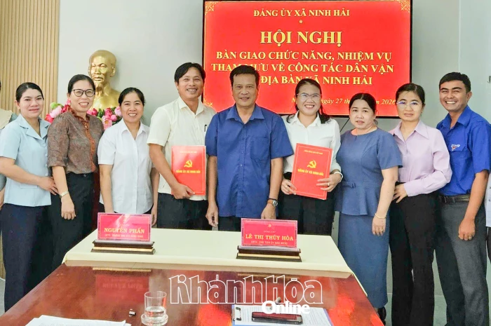 Đảng ủy xã Ninh Hải bàn giao nhiệm vụ tham mưu công tác dân vận