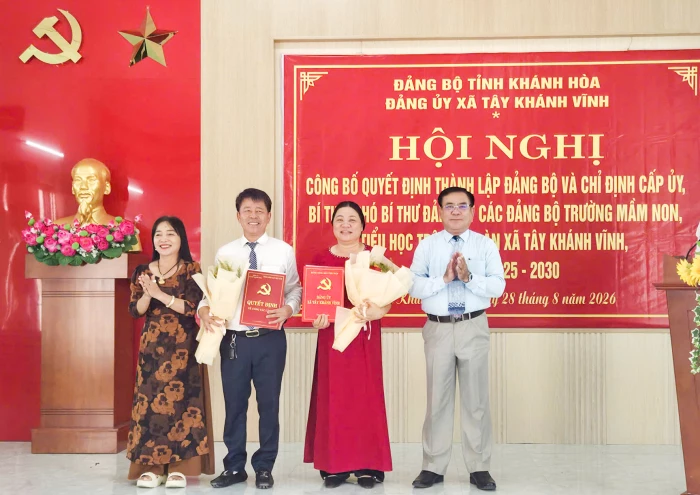 Đảng ủy xã Tây Khánh Vĩnh công bố quyết định thành lập 2 đảng bộ trường học