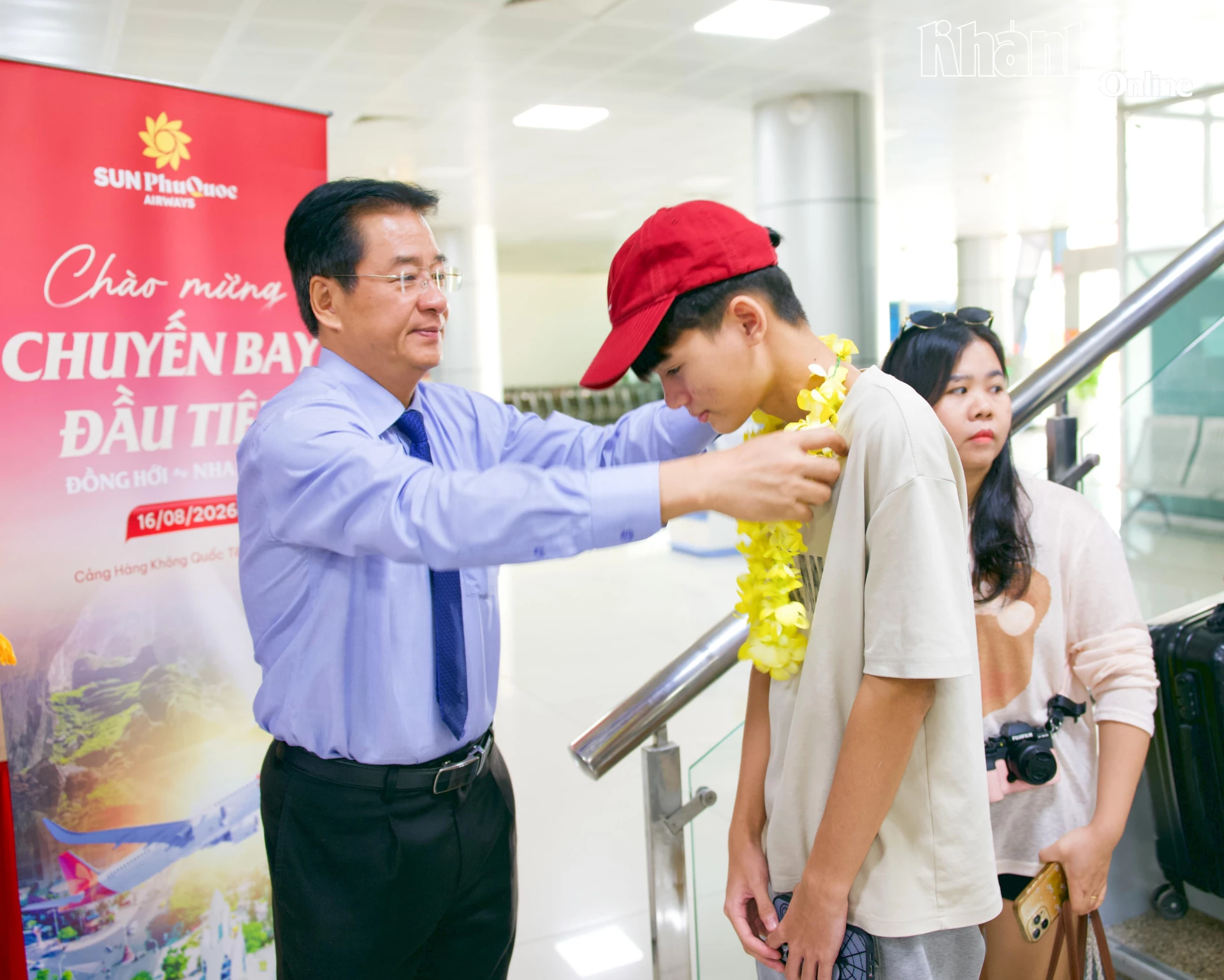 Phó Chủ tịch Thường trực UBND tỉnh Nguyễn Long Biên tặng hoa chào đón hành khách trên chuyến bay đầu tiên từ Đồng Hới đến Nha Trang.