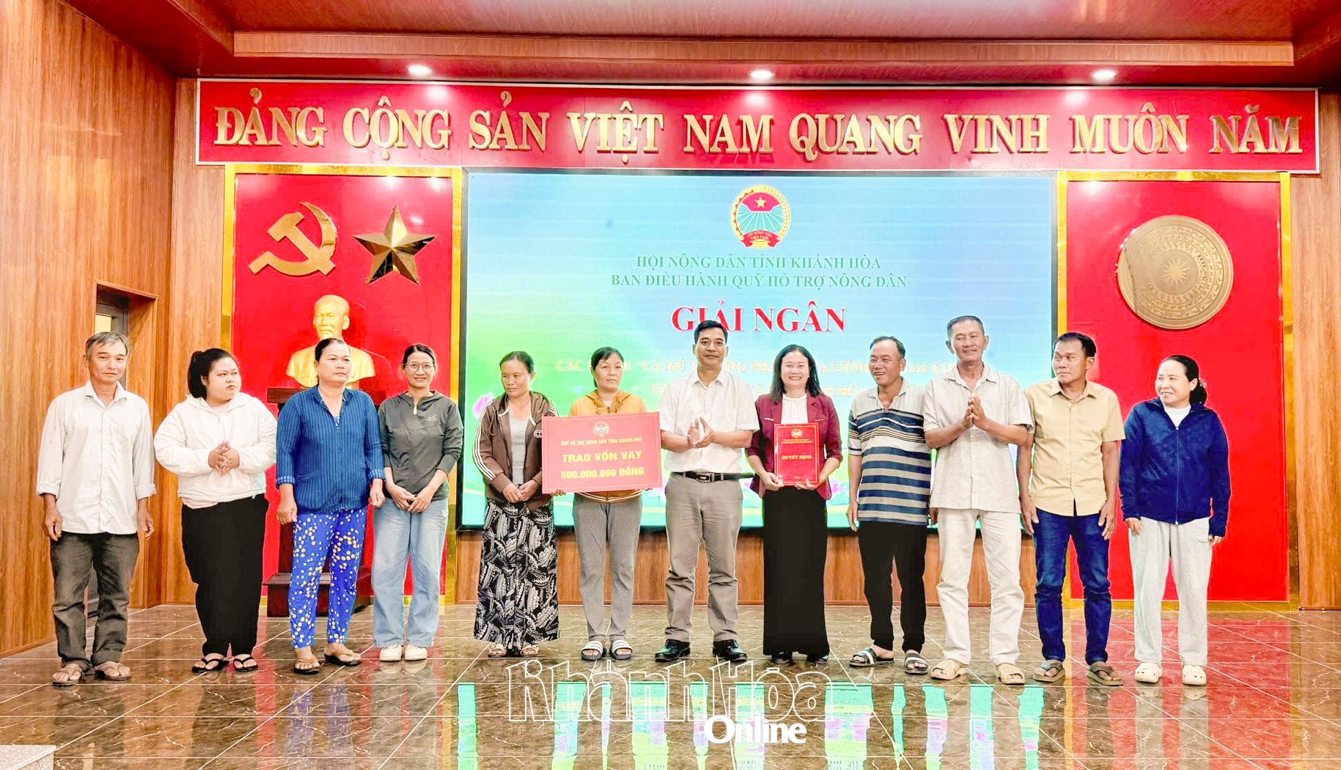Giải ngân vốn vay từ nguồn Quỹ Hỗ trợ nông dân tỉnh.