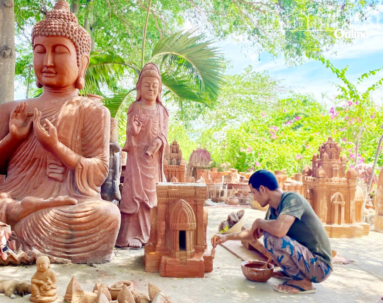 Hoạt động sản xuất gốm Chăm tại làng nghề gốm Bàu Trúc.