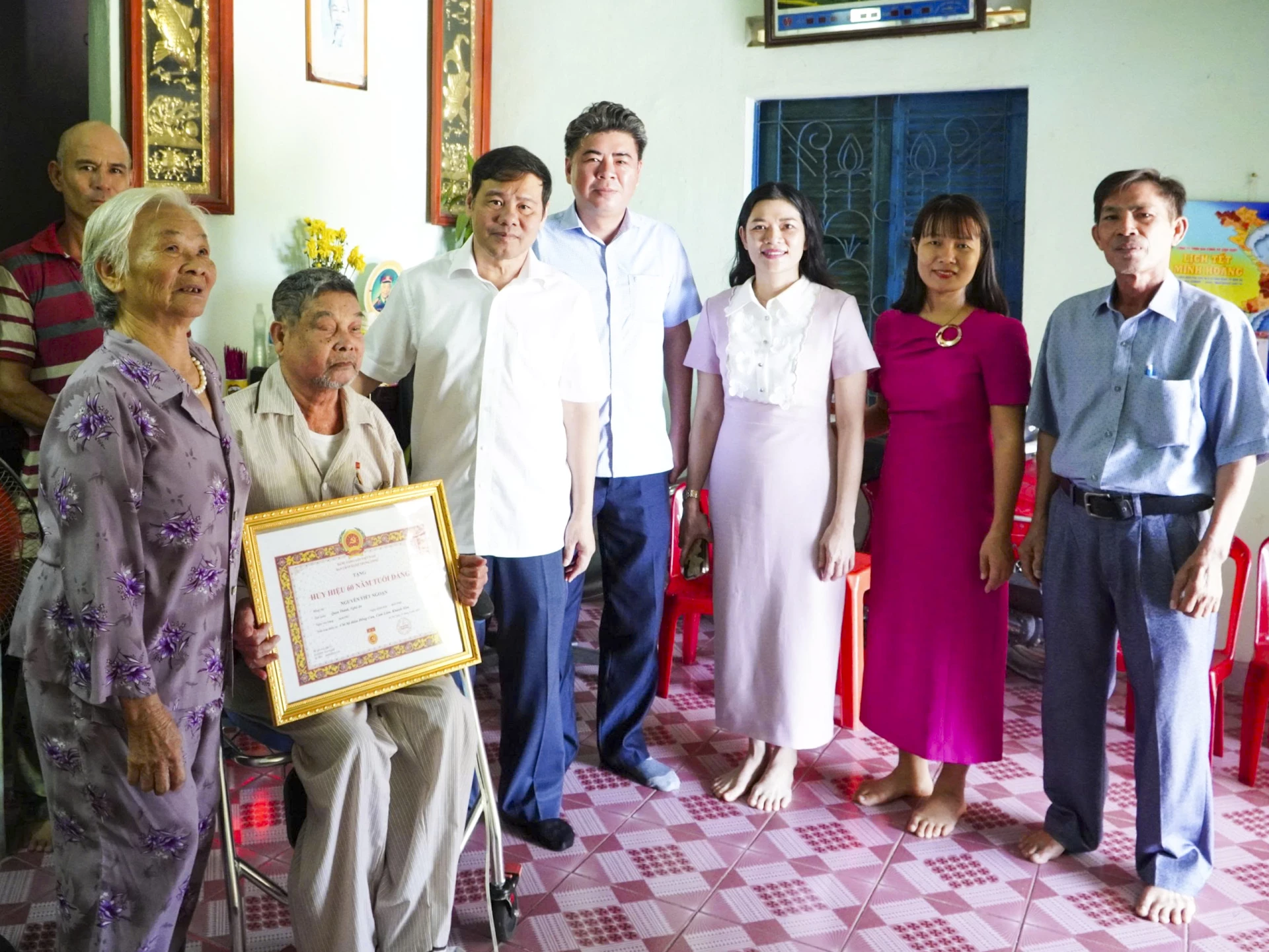 Lãnh đạo Đảng ủy xã Cam Lâm trao Huy hiệu 60 năm tuổi Đảng cho đảng viên Nguyễn Viết Ngoạn thuộc Chi bộ thôn Đồng Cau.