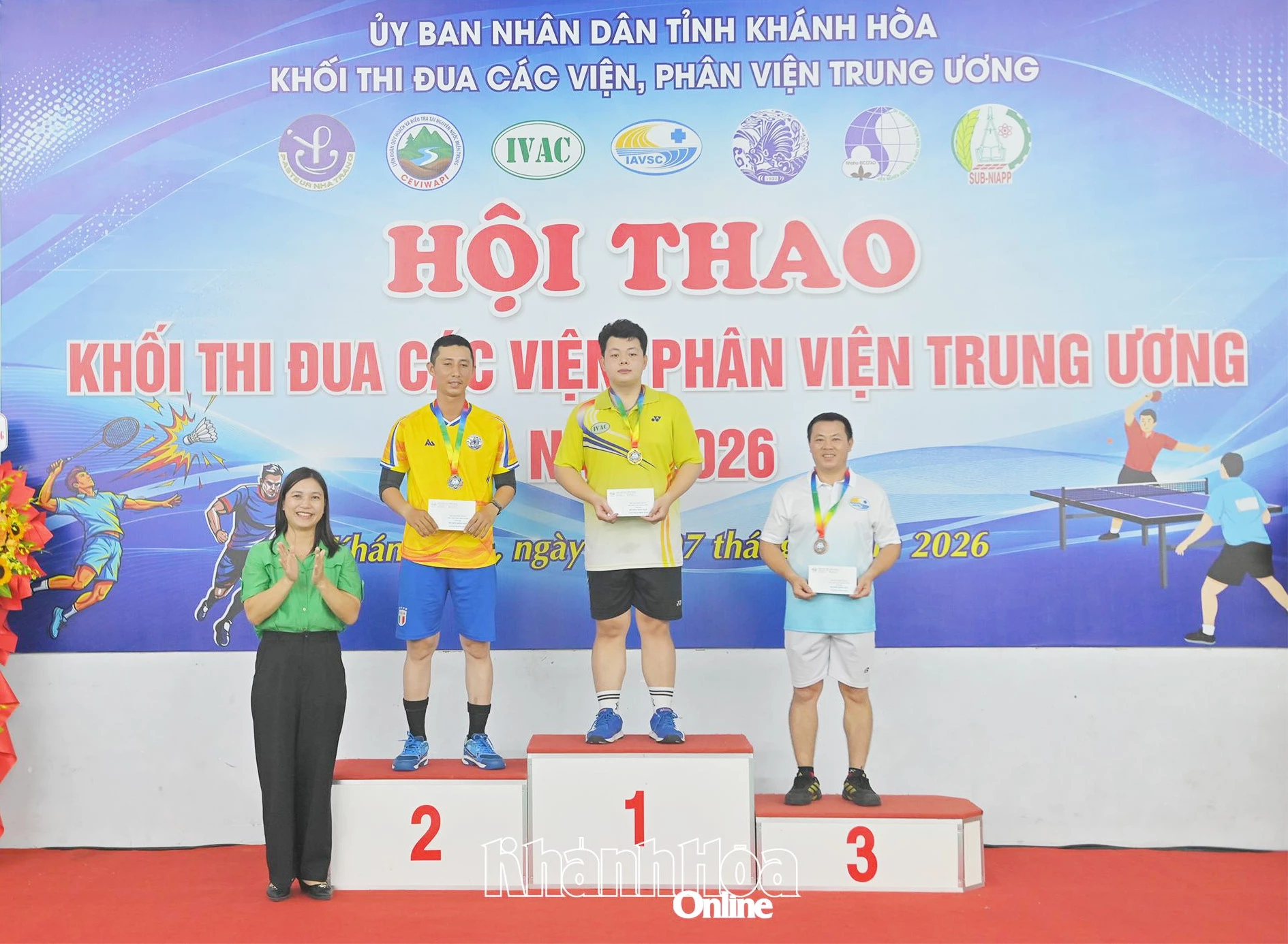 Ban tổ chức trao giải cho các vận động viên thi đấu môn bóng bàn.