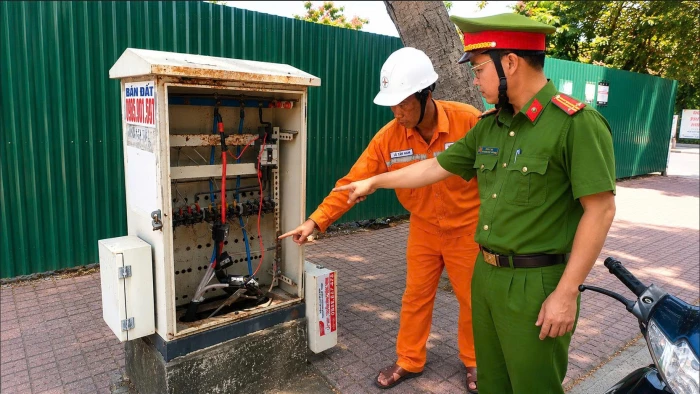 Công ty Cổ phần Điện lực Khánh Hòa phối hợp với Công an phường Nam Nha Trang bảo vệ an toàn công trình điện