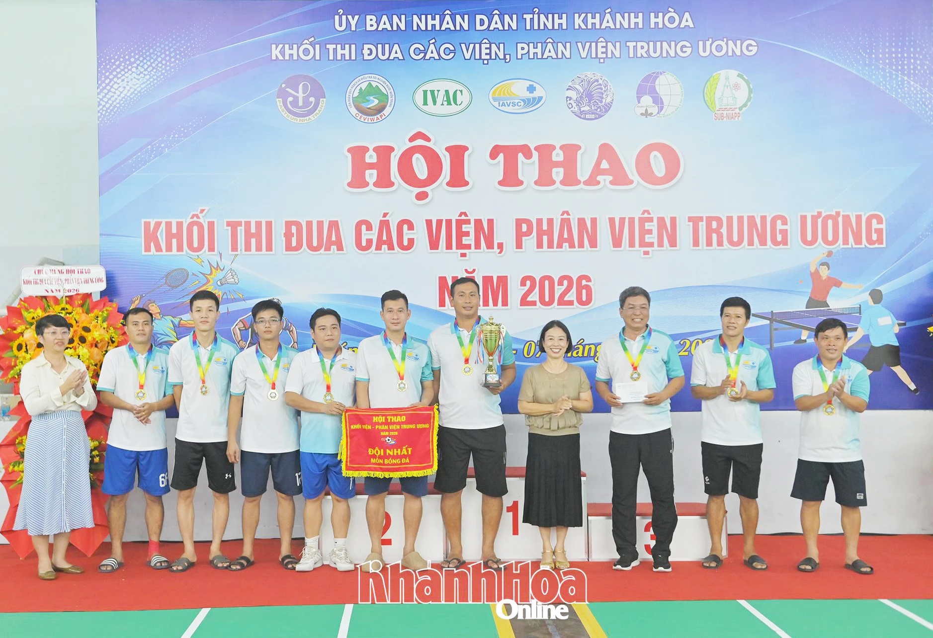 Ban tổ chức trao giải cho đội bóng vô địch.